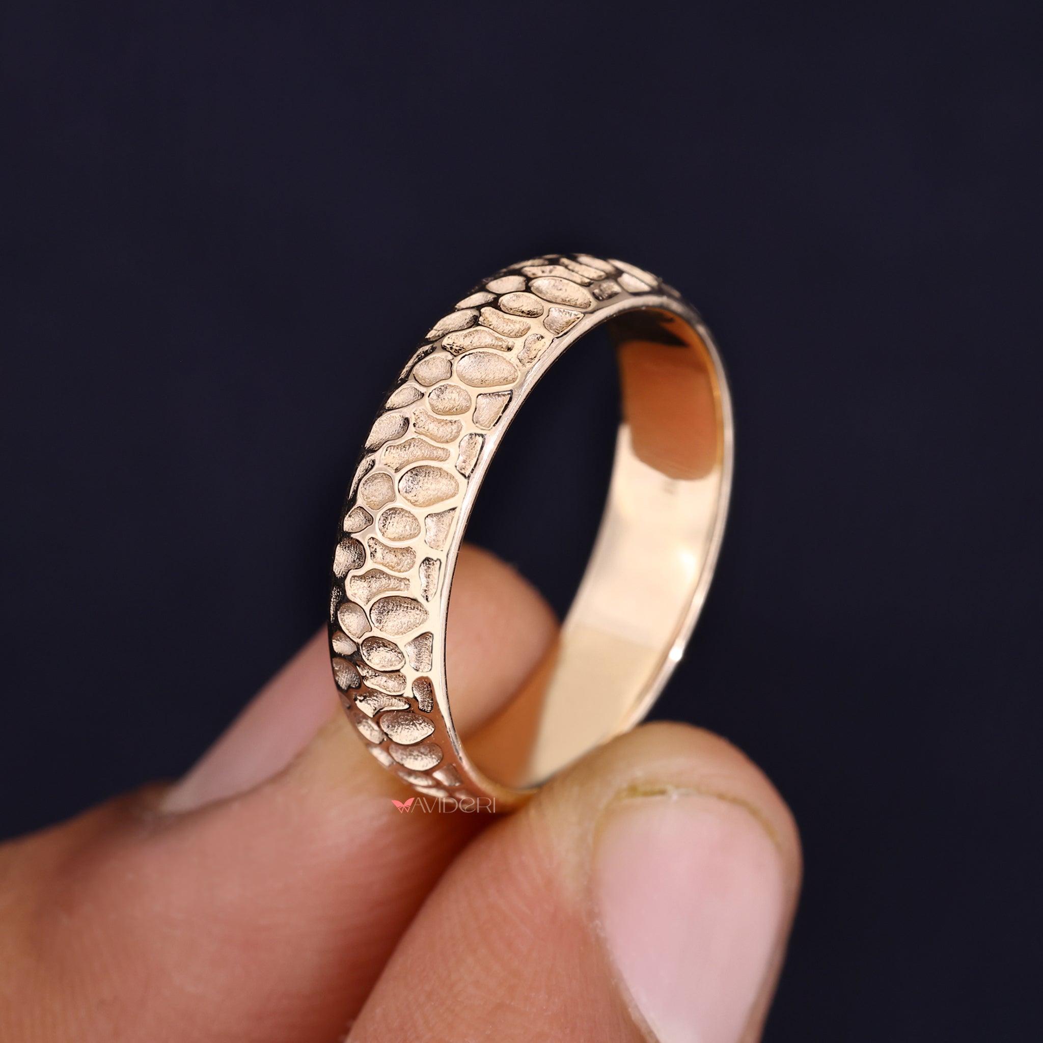 Rough coral textured weeding band gives natural feel with unique texture.