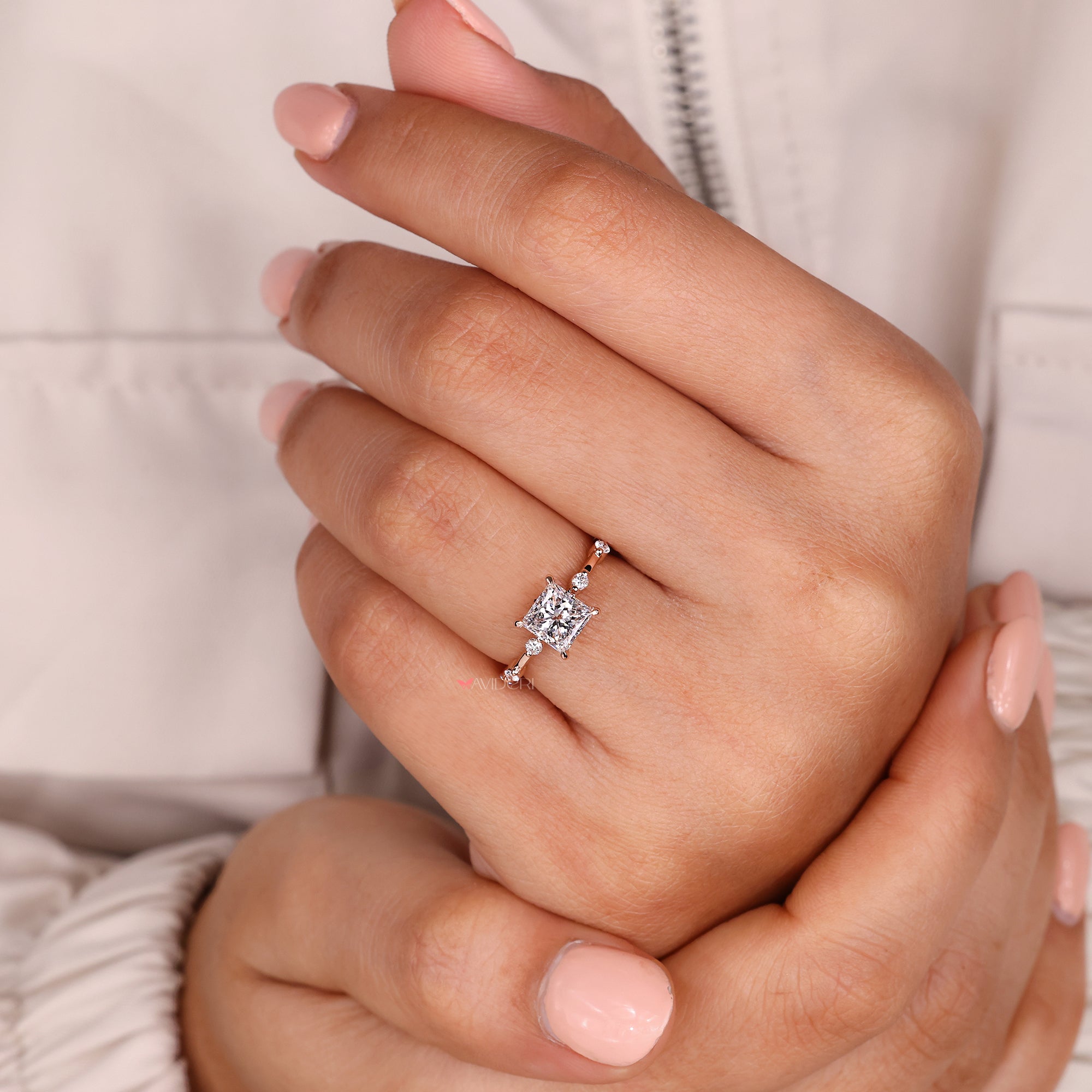 4 claw prong setting in round cut side stone.