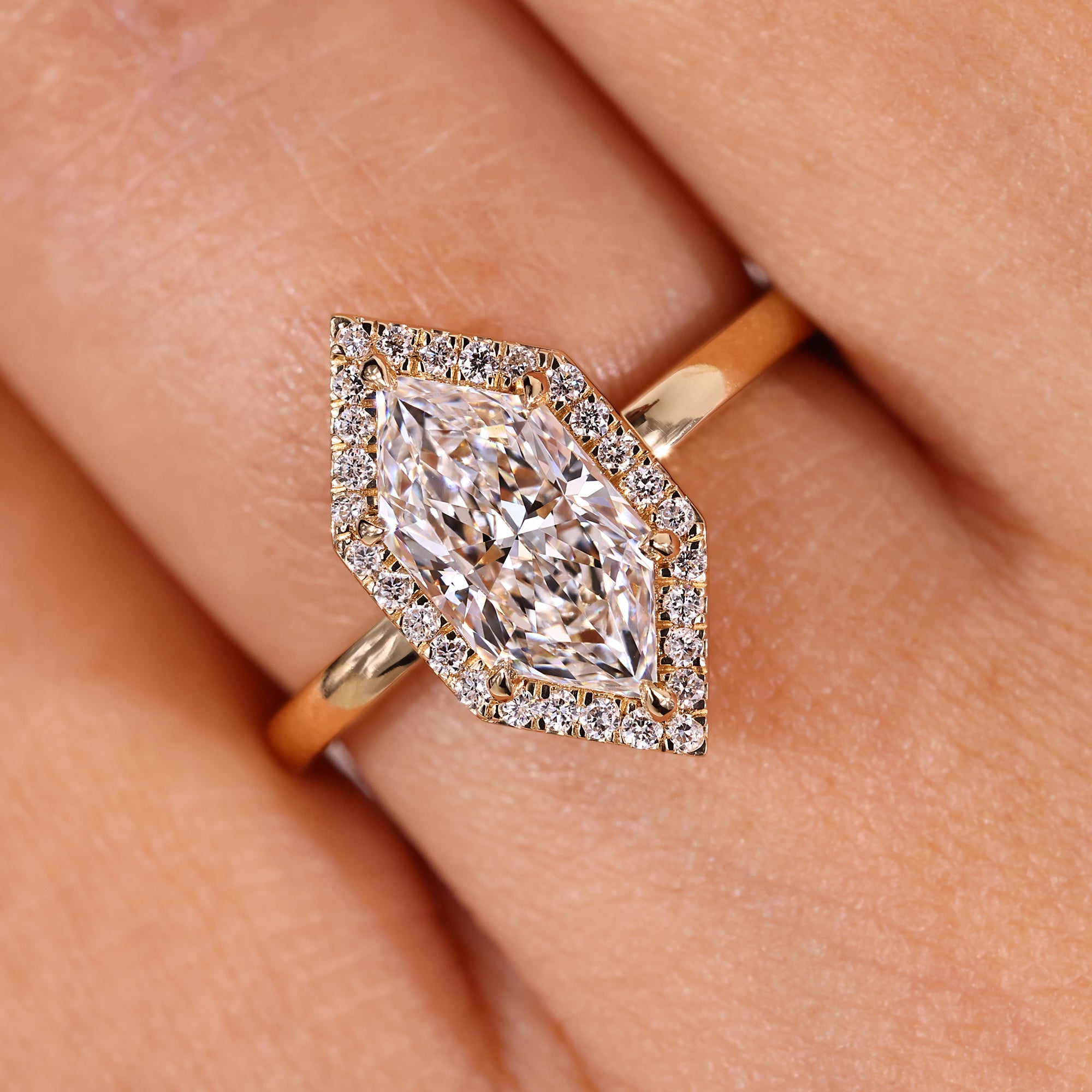 6 claw prong setting holds round diamond halo setting.