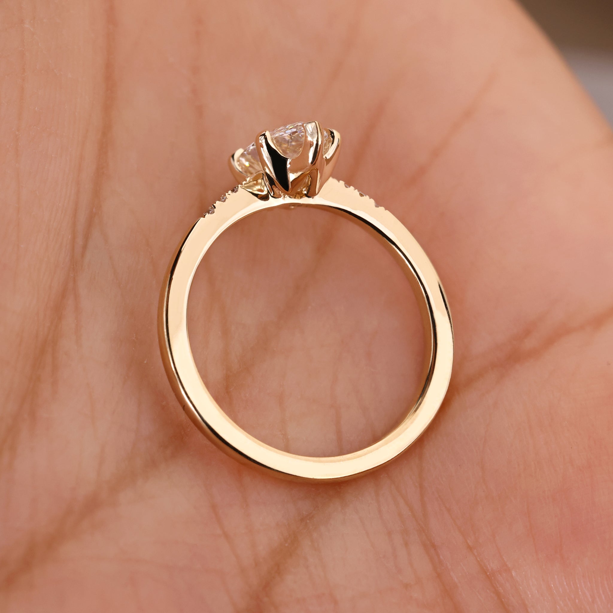 Yellow gold engagement ring with an elegant finish