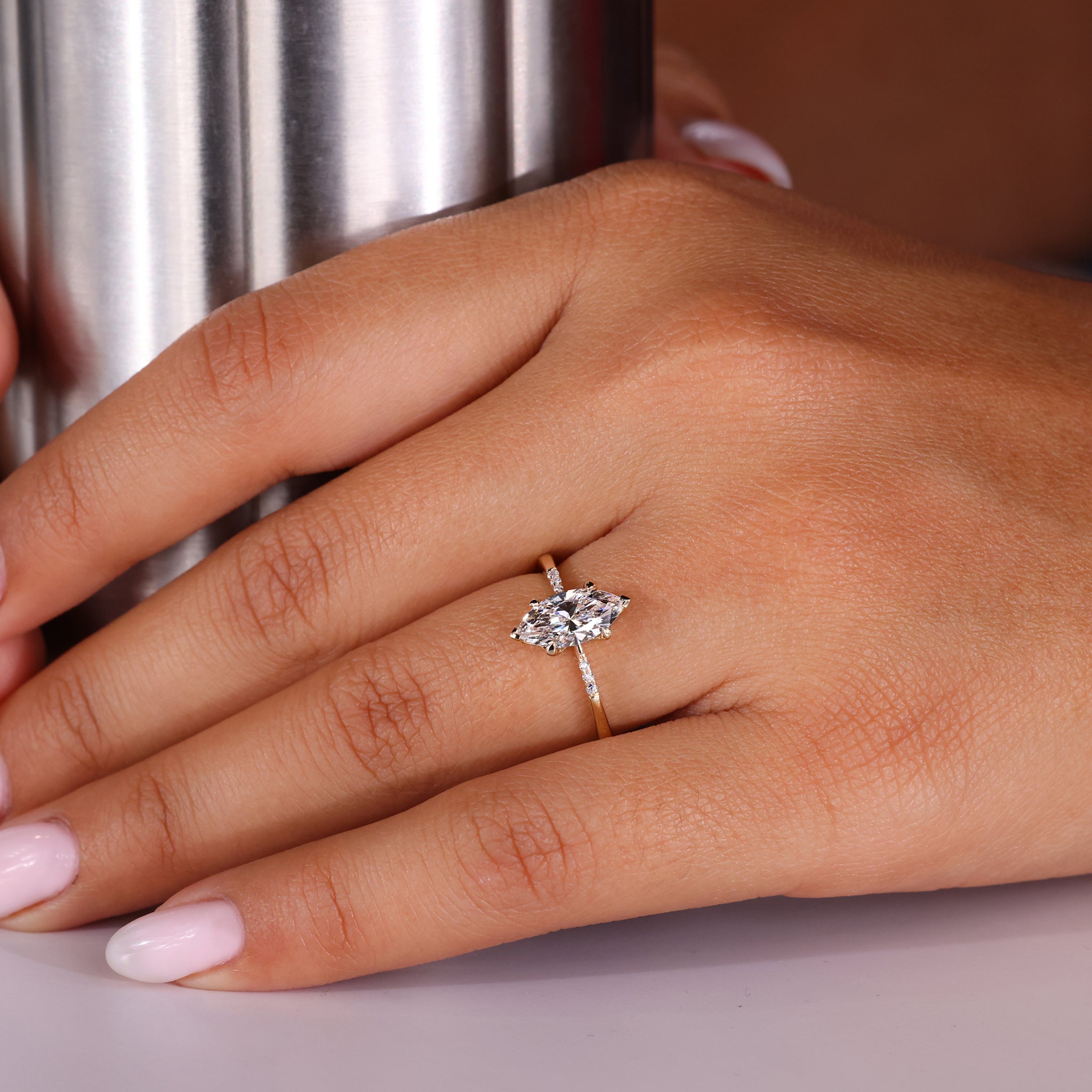 Round diamond ring with a timeless appeal