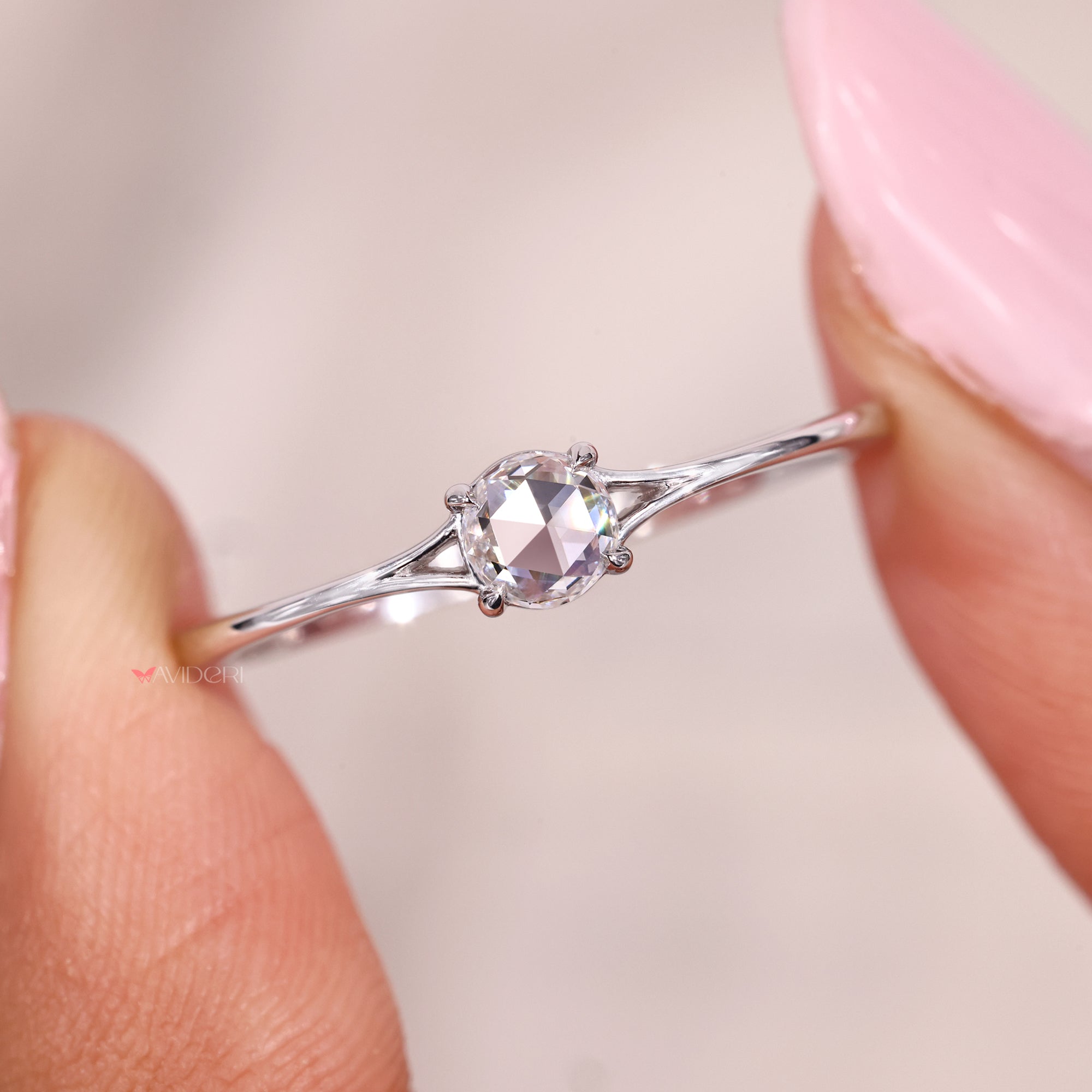4 claw prong setting in solitaire diamond ring.
