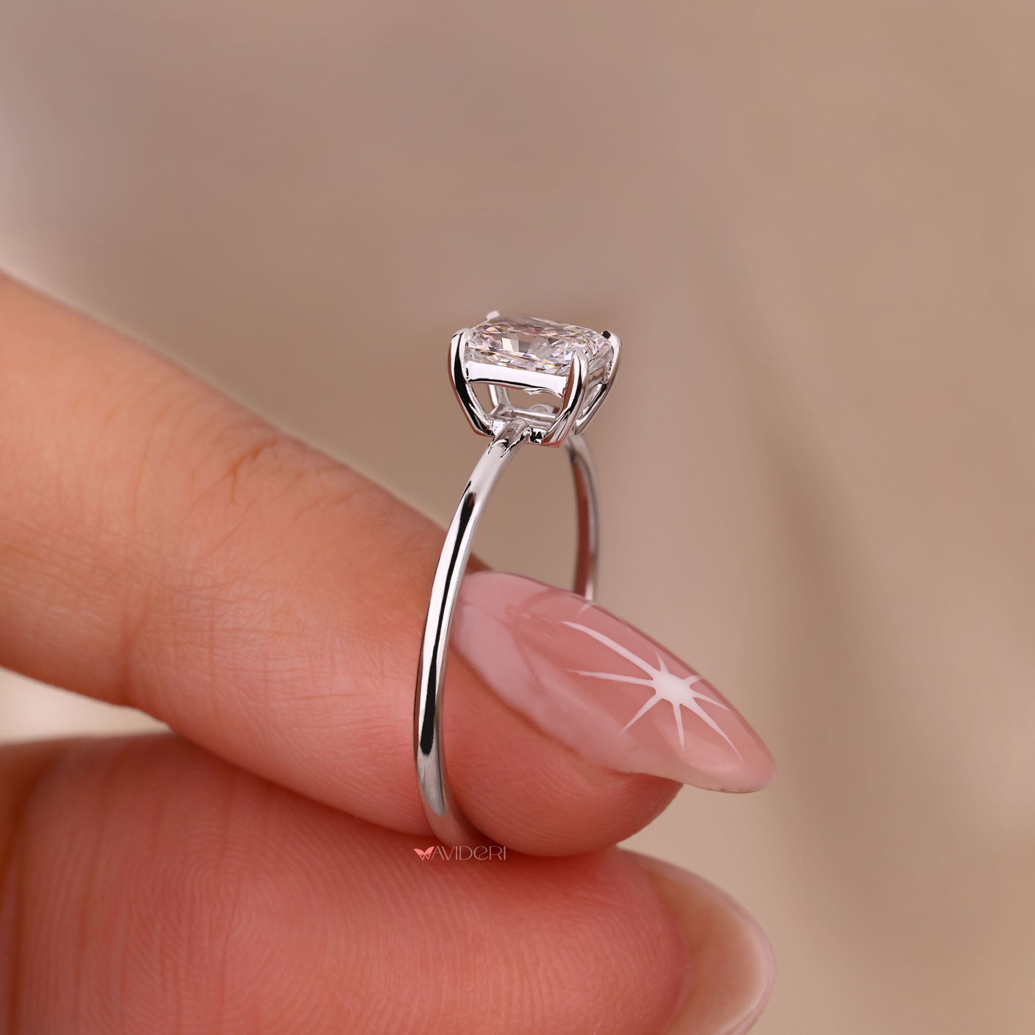 White gold ring with a radiant diamond for elegance