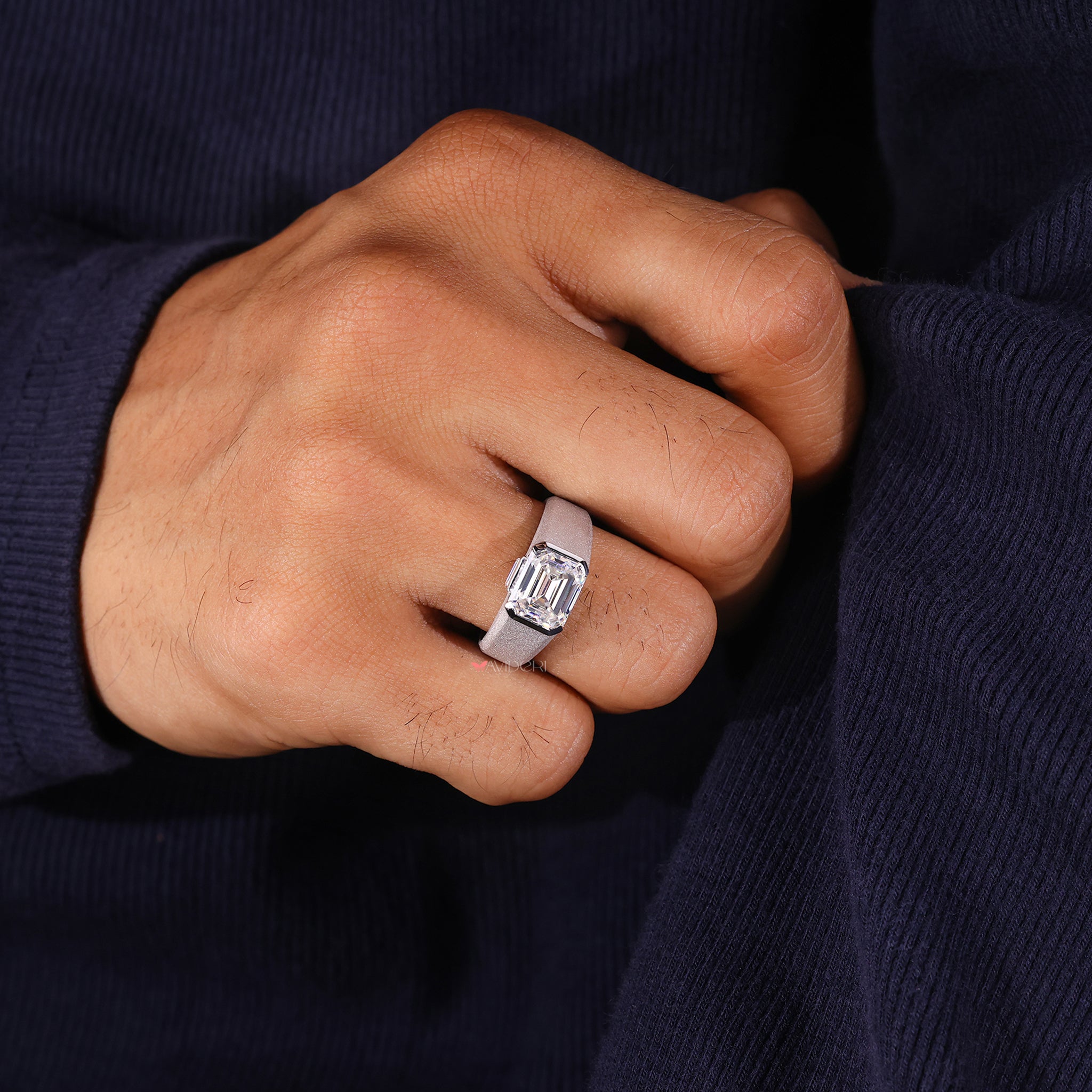 Half bezel gold Band Ring provides an elegant and simple option for daily wear.