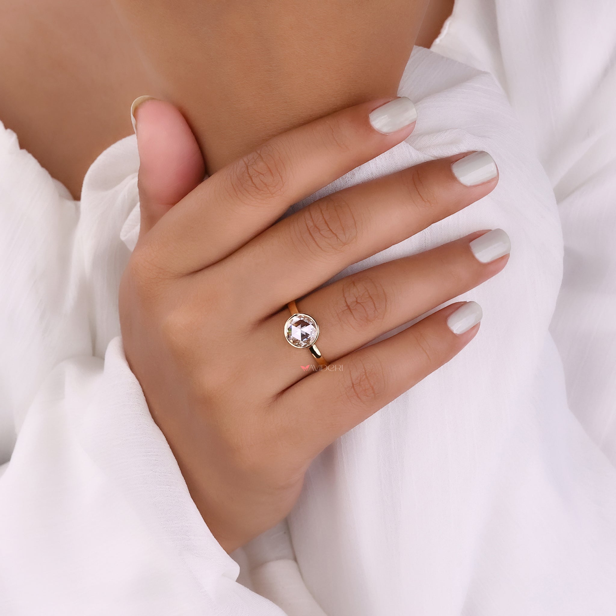 Avideri engagement ring featuring a unique and customized design for lasting memories.