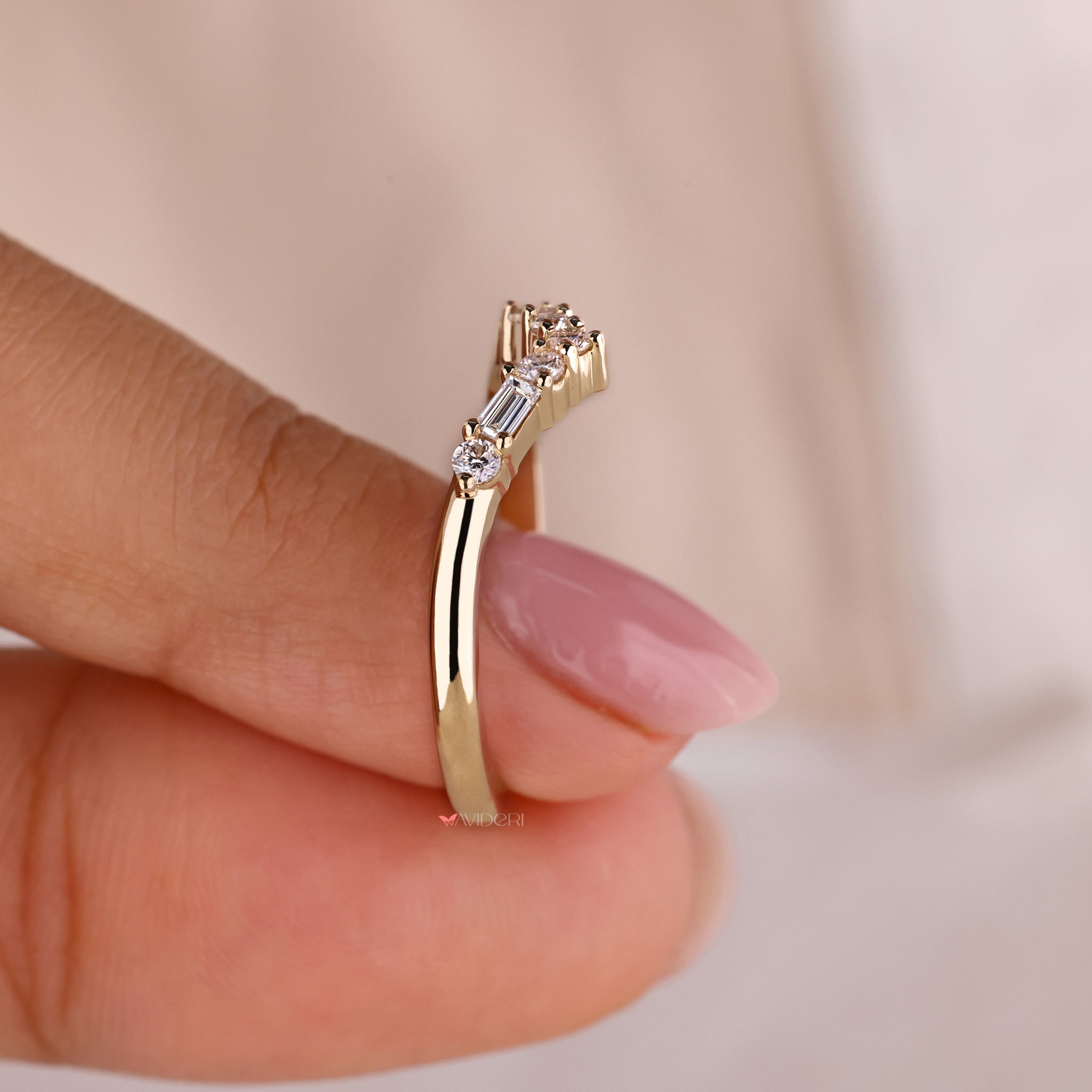 A classic curved wedding band in yellow gold, offering timeless elegance and charm.