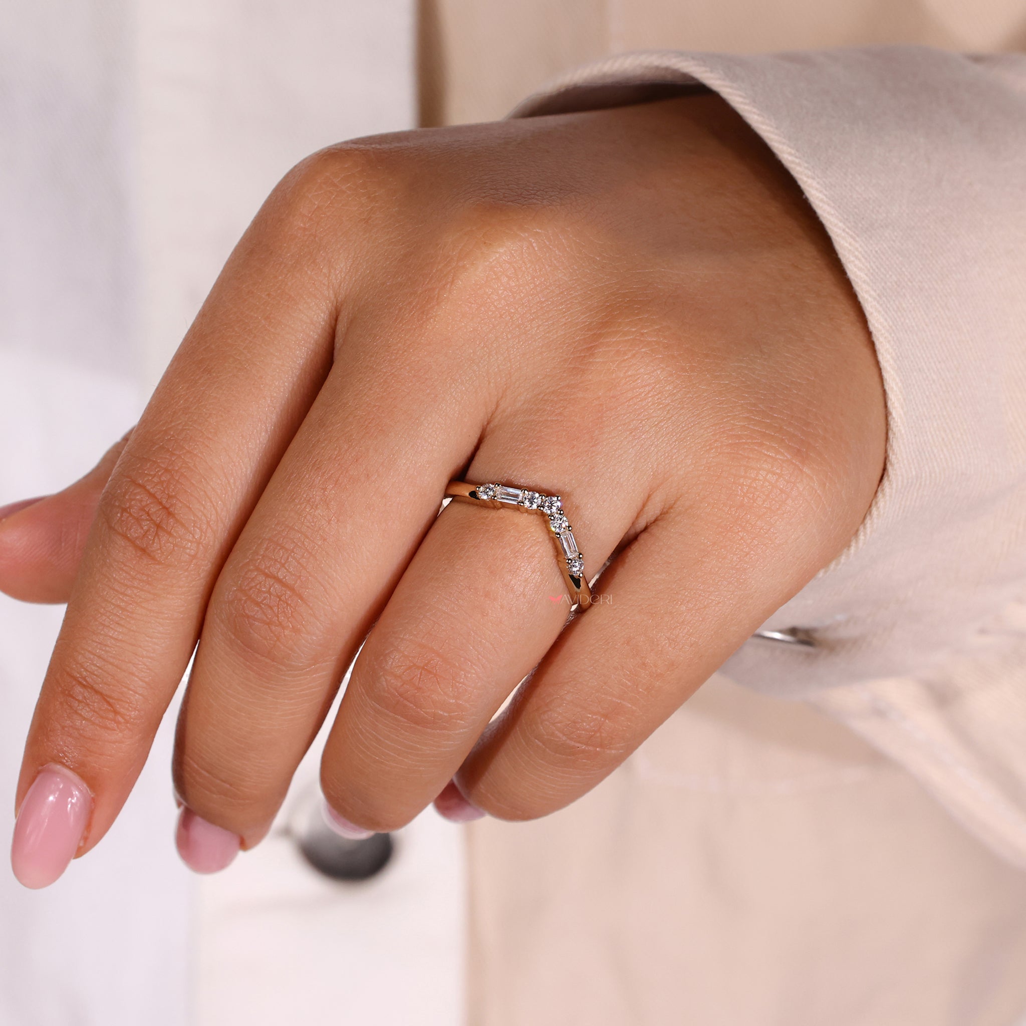 A stylish curvy ring in gold, adding a touch of modern elegance to any collection.
