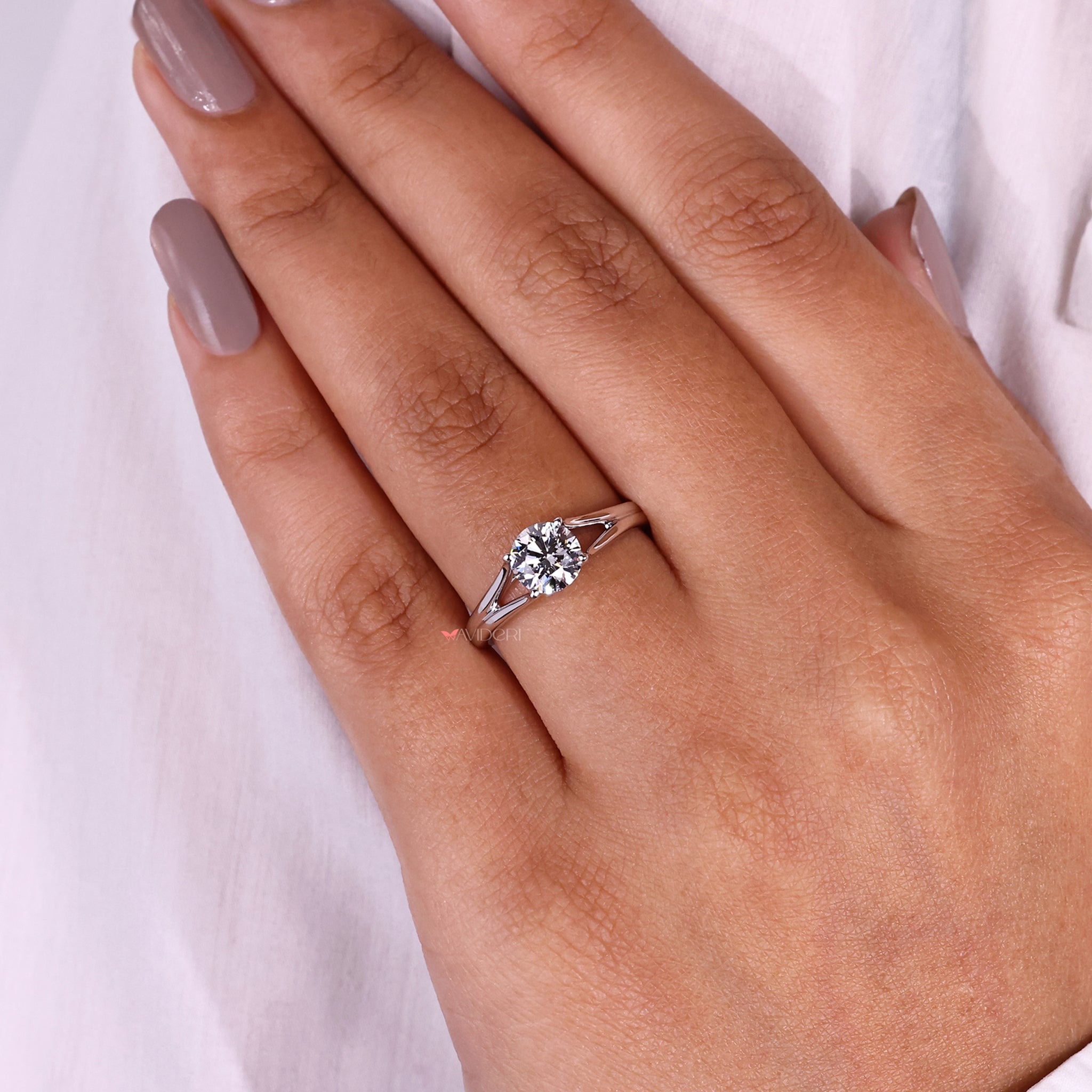 Split shank engagement ring with a modern and sophisticated design 
that enhances its brilliance.