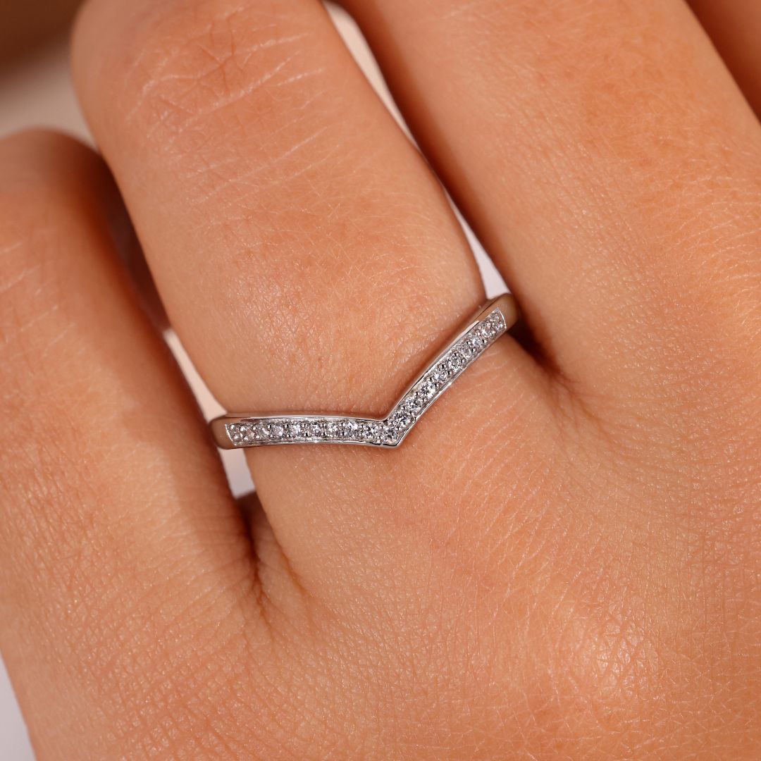 Diamond chevron band with a stylish V-shaped design.