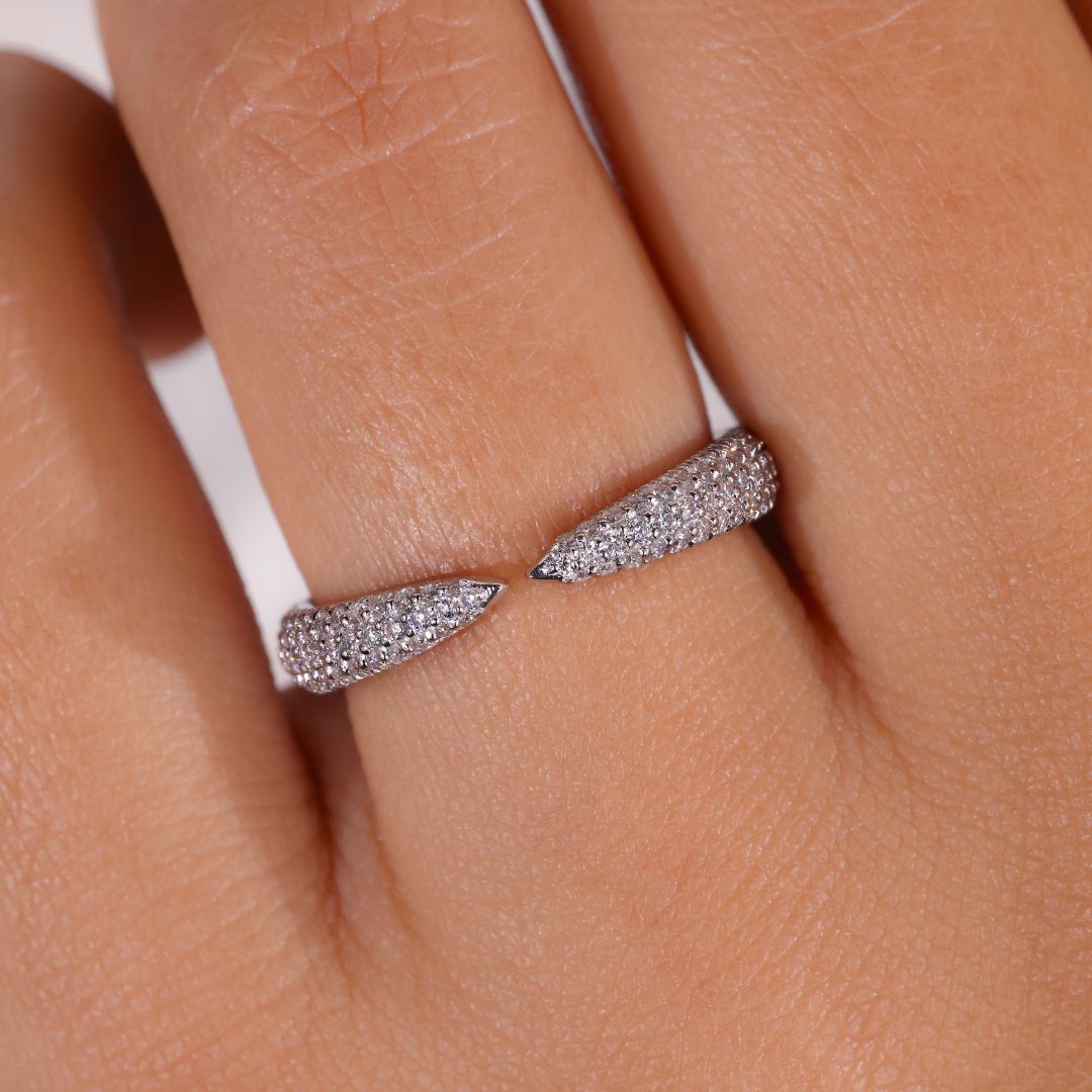Round cut wedding band in white gold.
