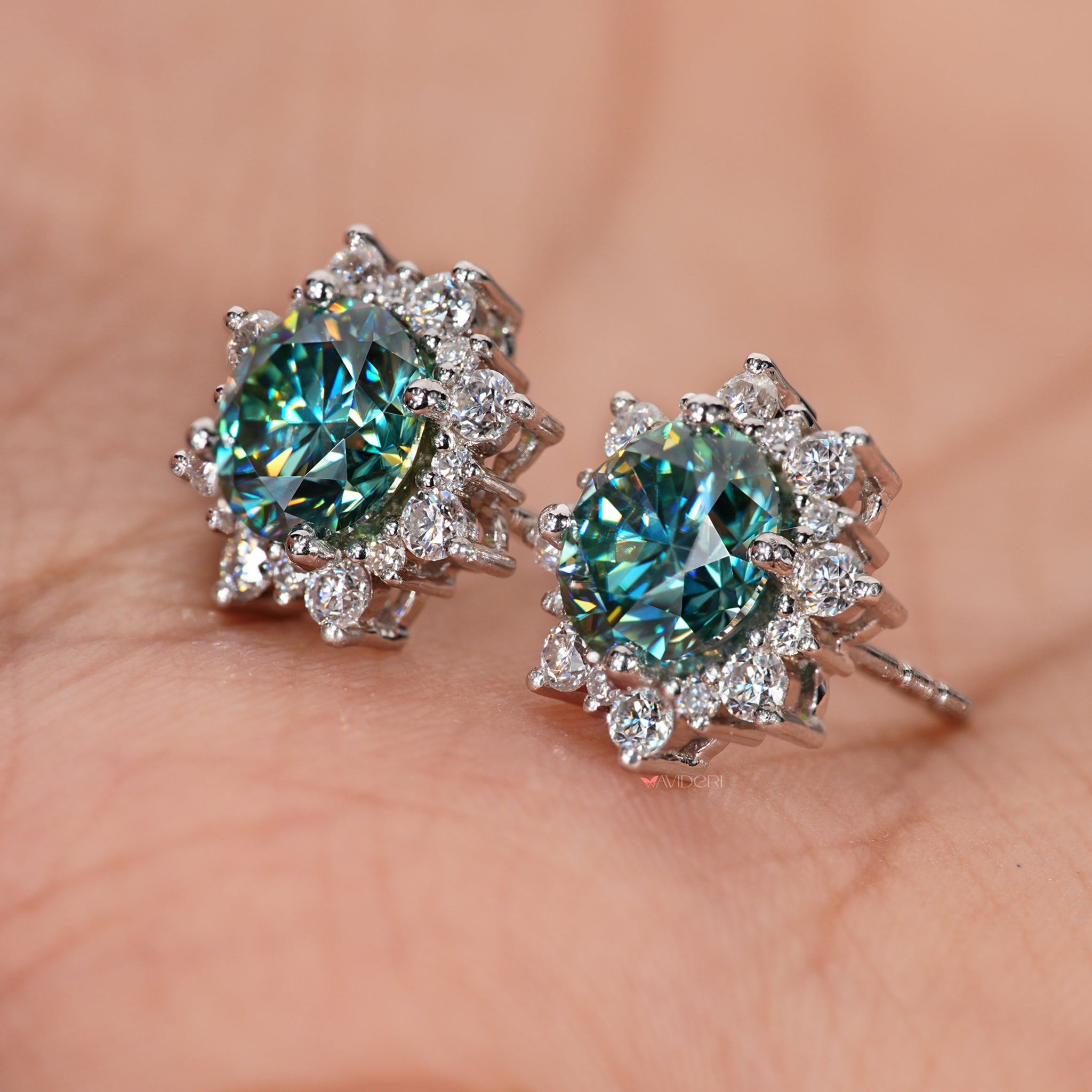 Avideri earrings with a sleek and elegant round cut design