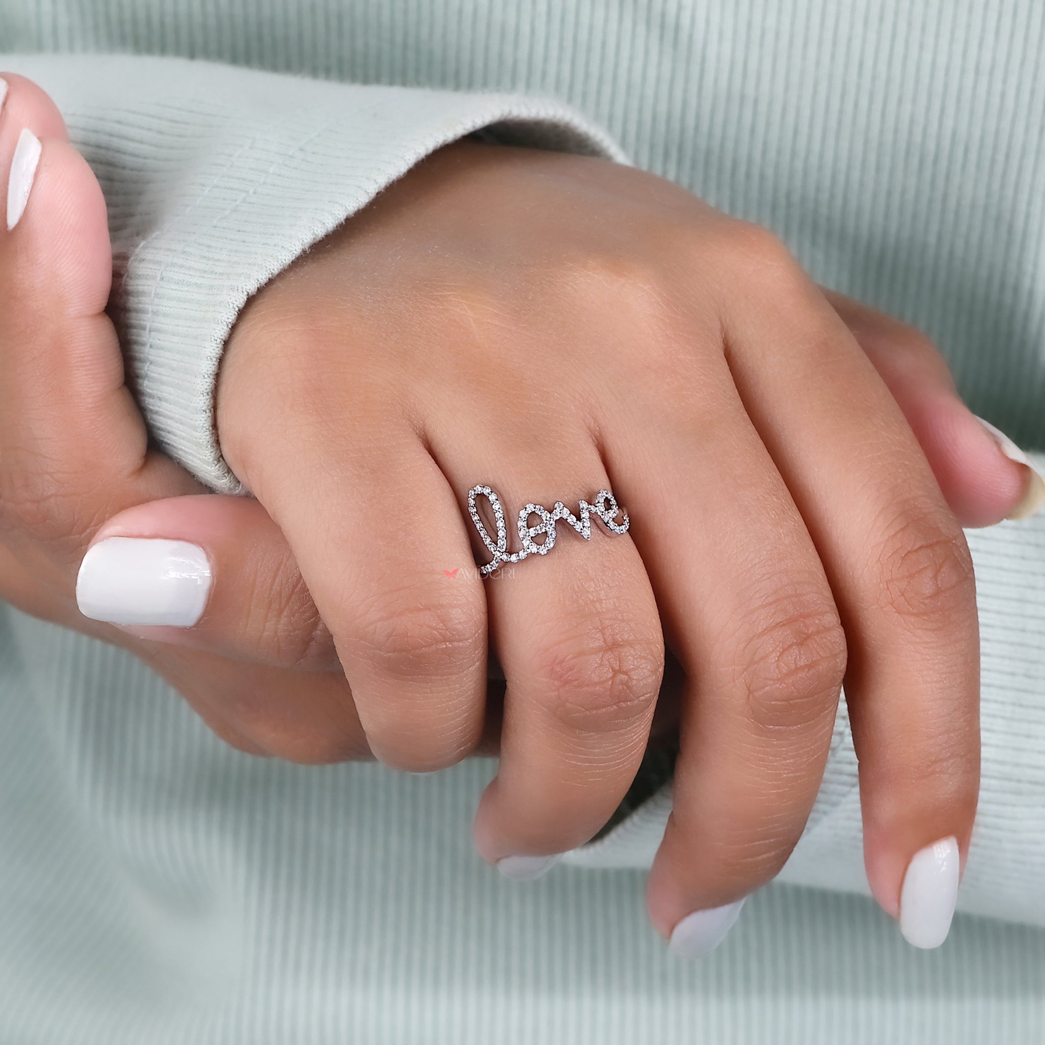 A round cut ring sparkles in the natural sunlight.