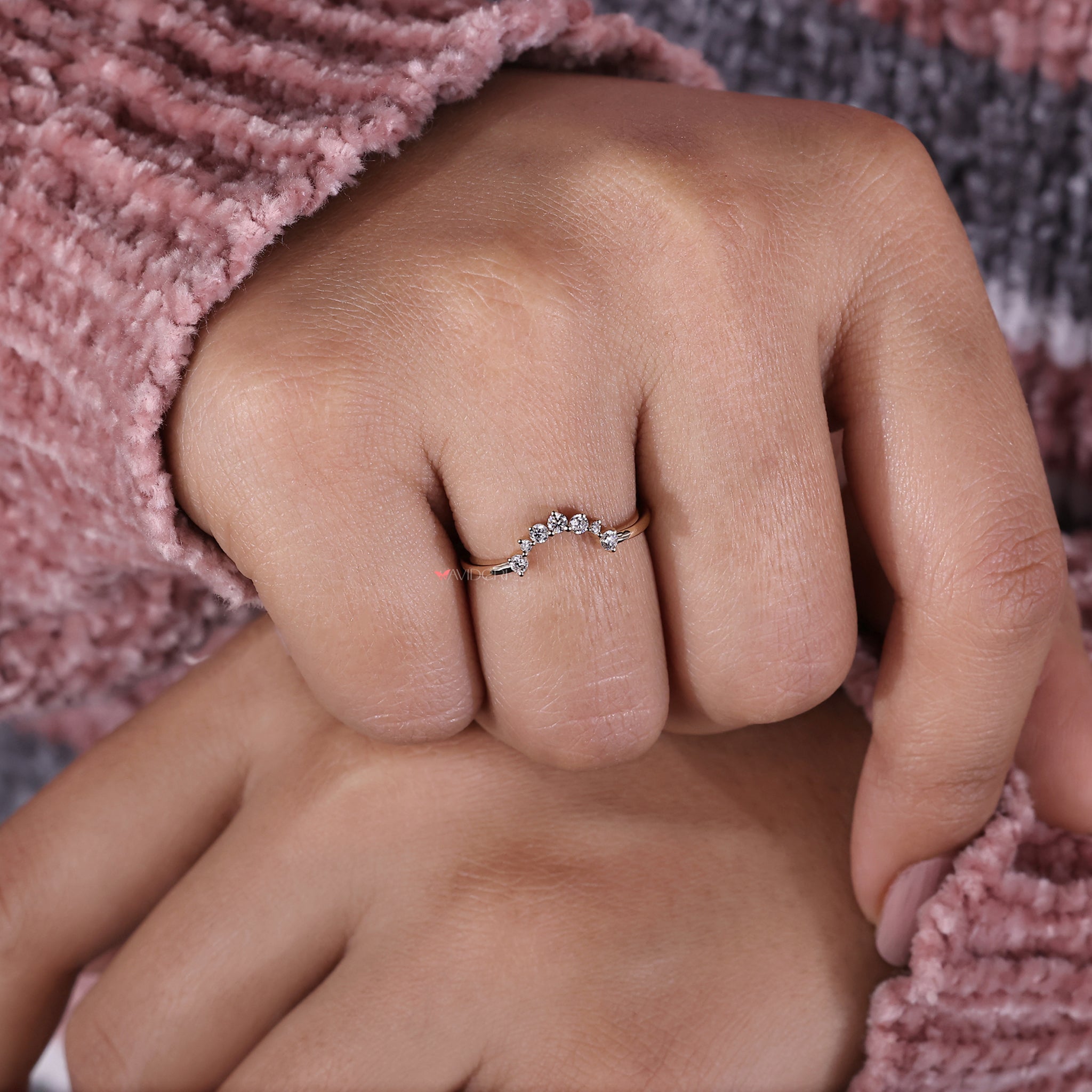 Avideri band with stunning round diamonds.