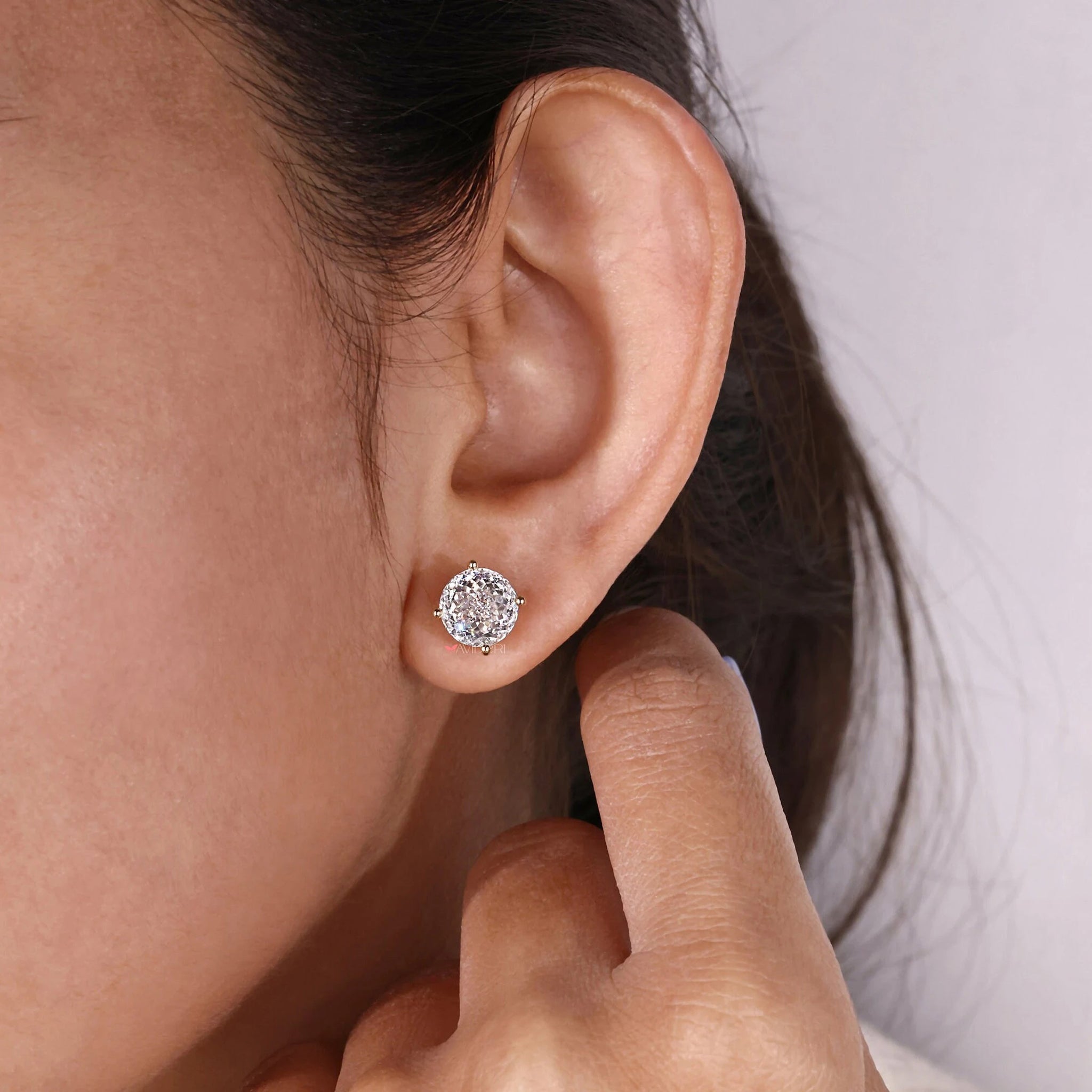 Everyday earrings made of Moissanite and yellow gold for daily elegance.