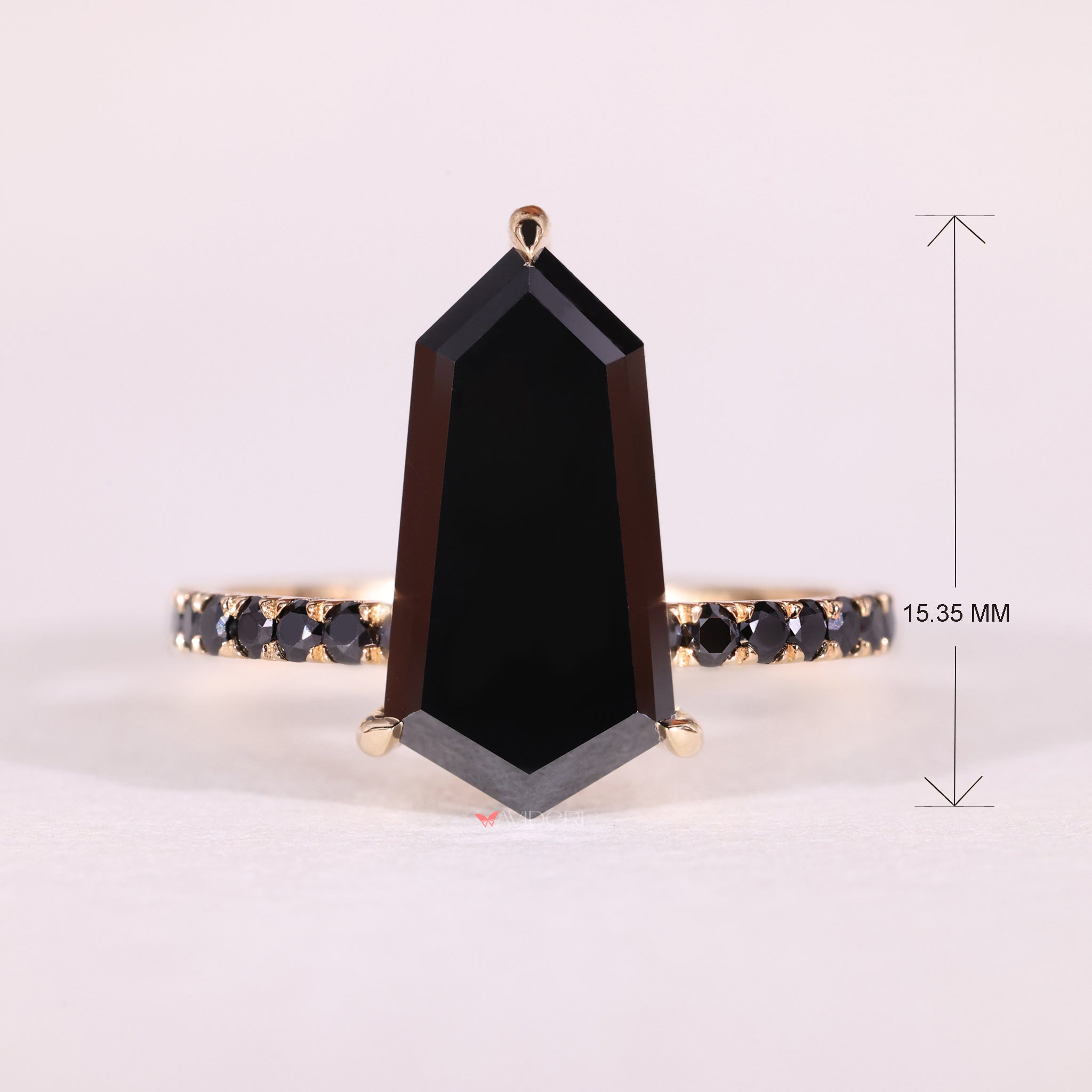 Round cut ring with brilliant sparkle and classic appeal.