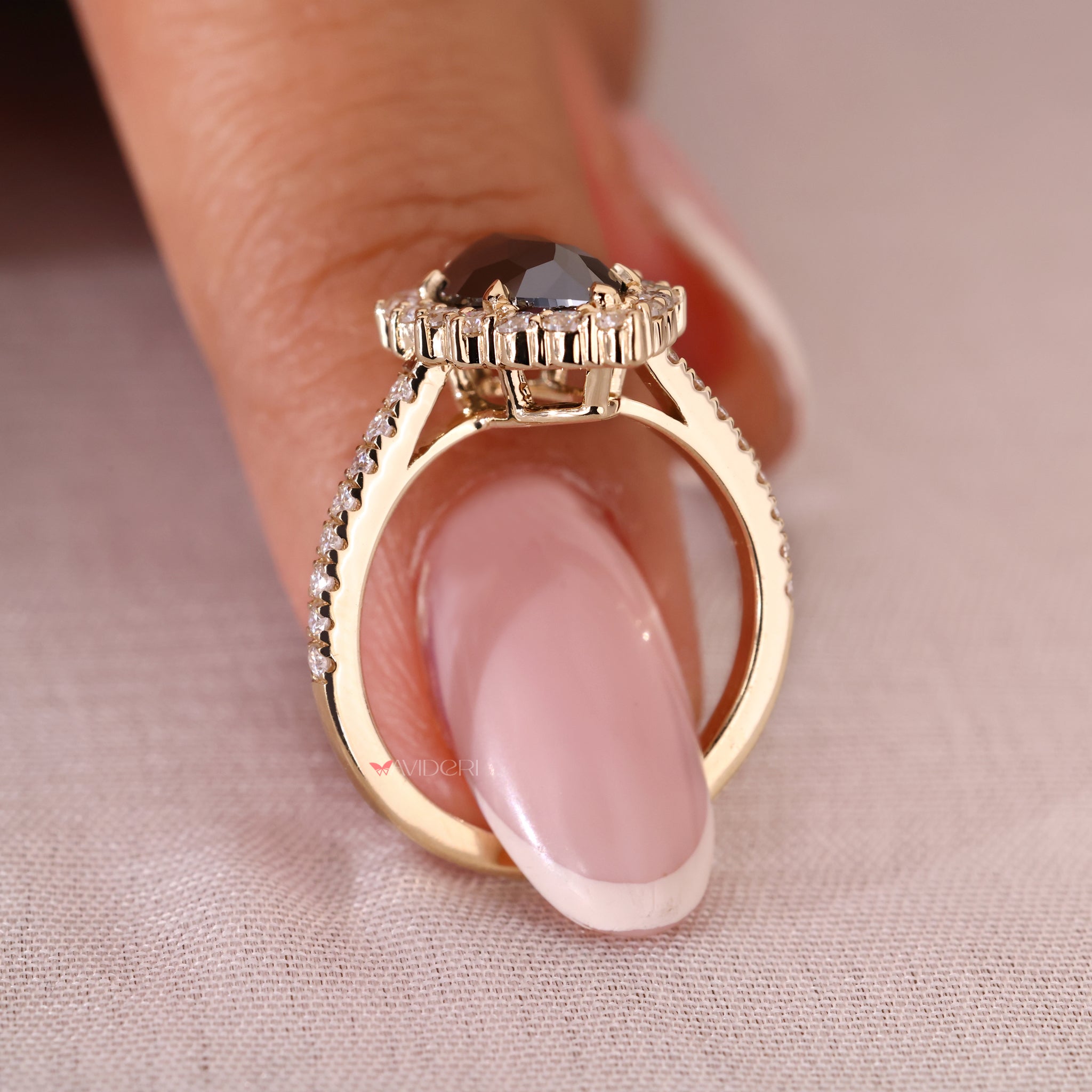 Yellow gold ring with radiant finish