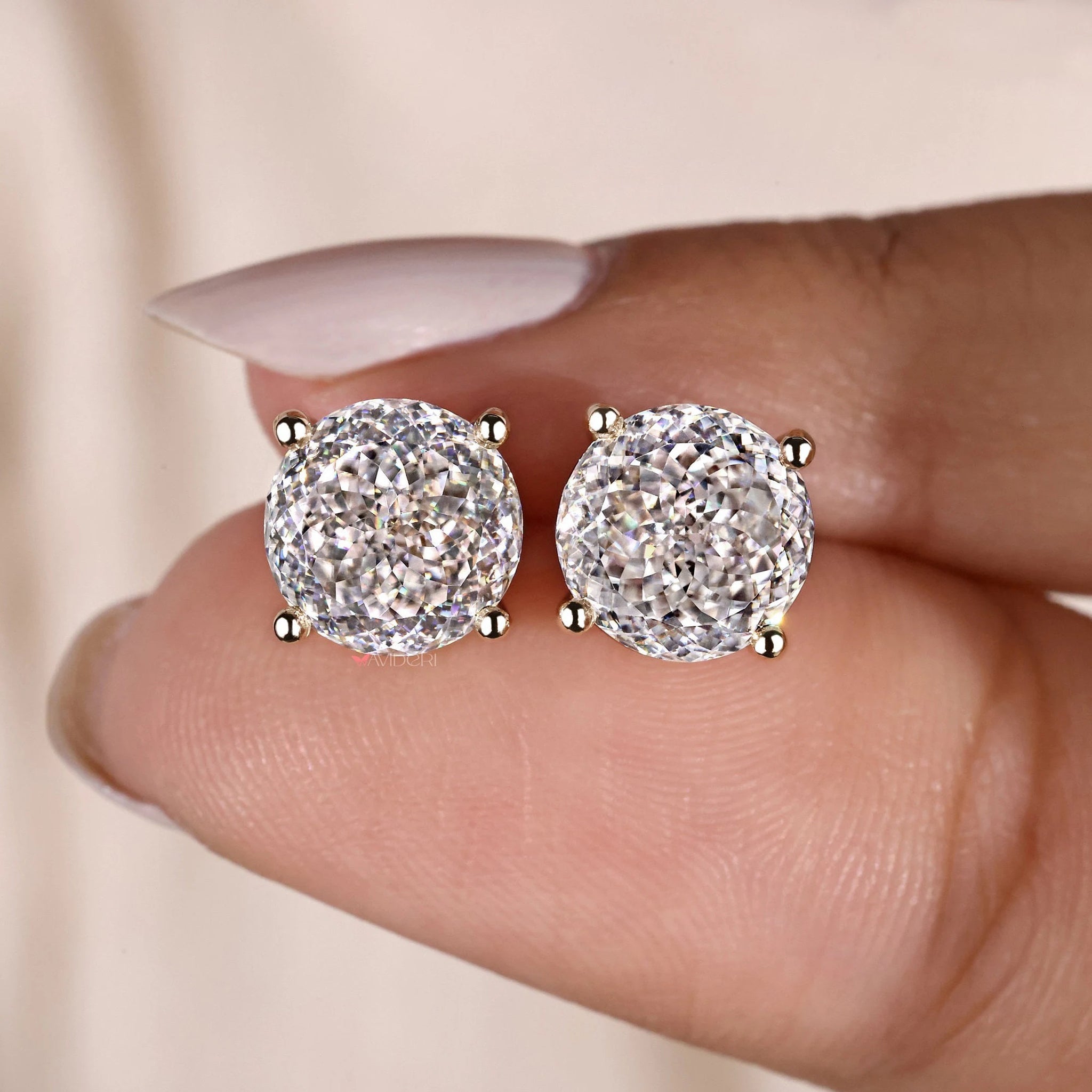 Wedding gifts for women featuring handmade earrings in yellow gold.