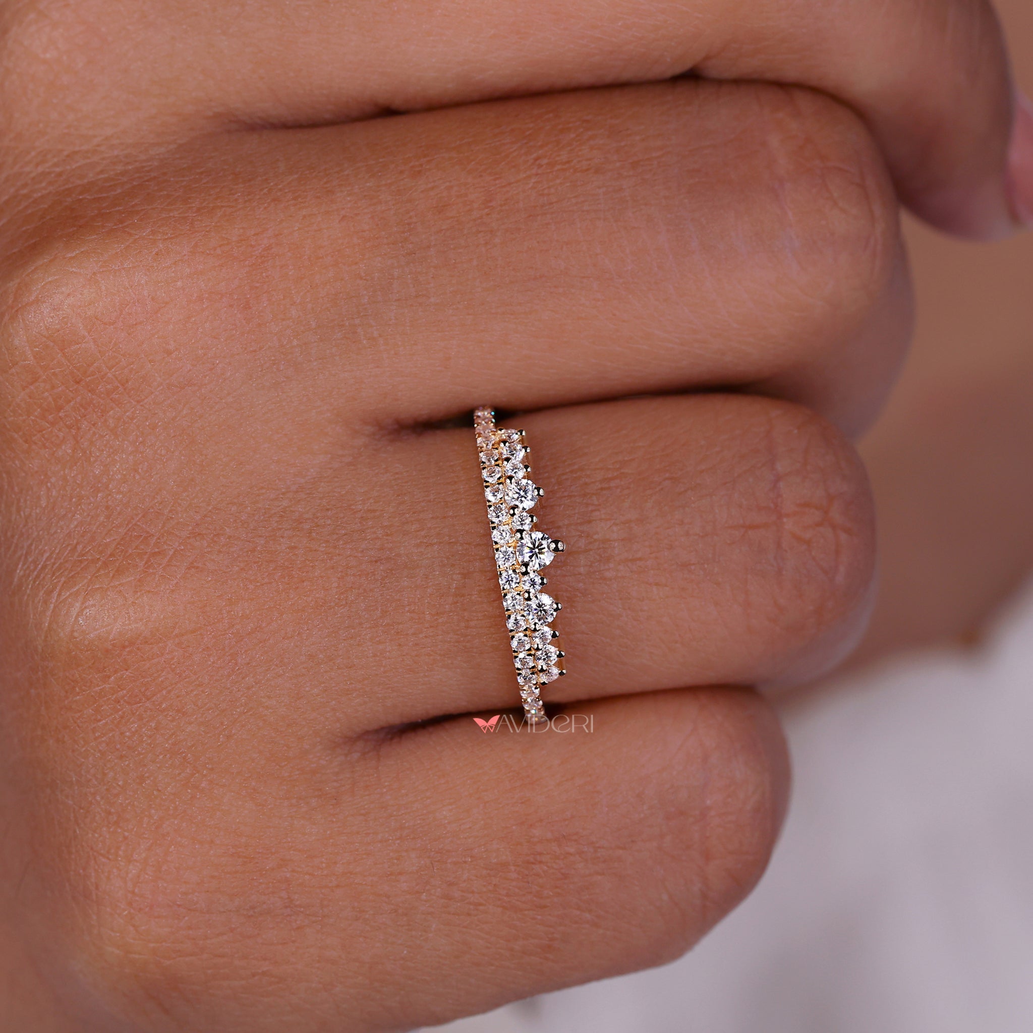 Avideri band featuring stunning diamond design.