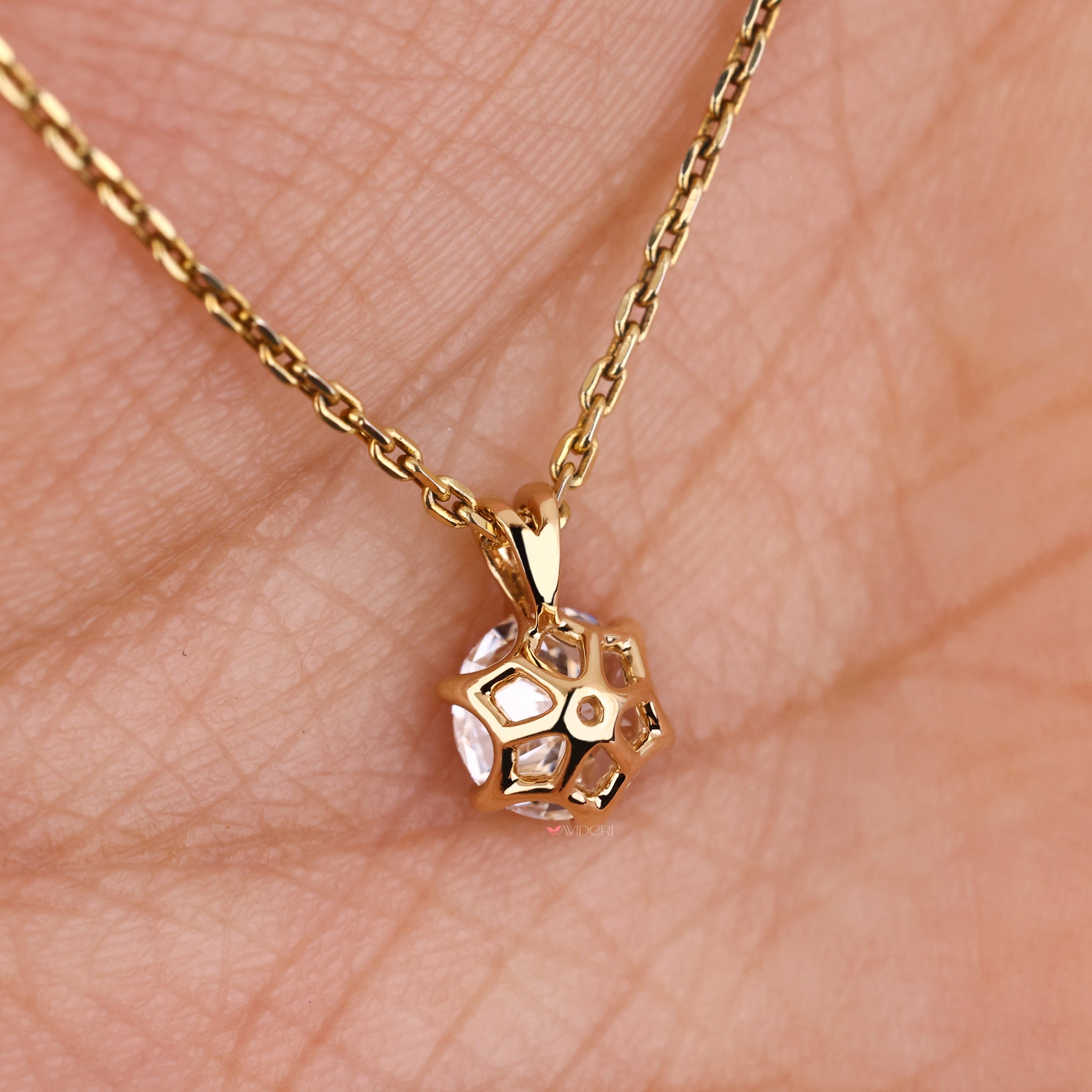 Elegant round pendant with diamonds set in yellow gold.