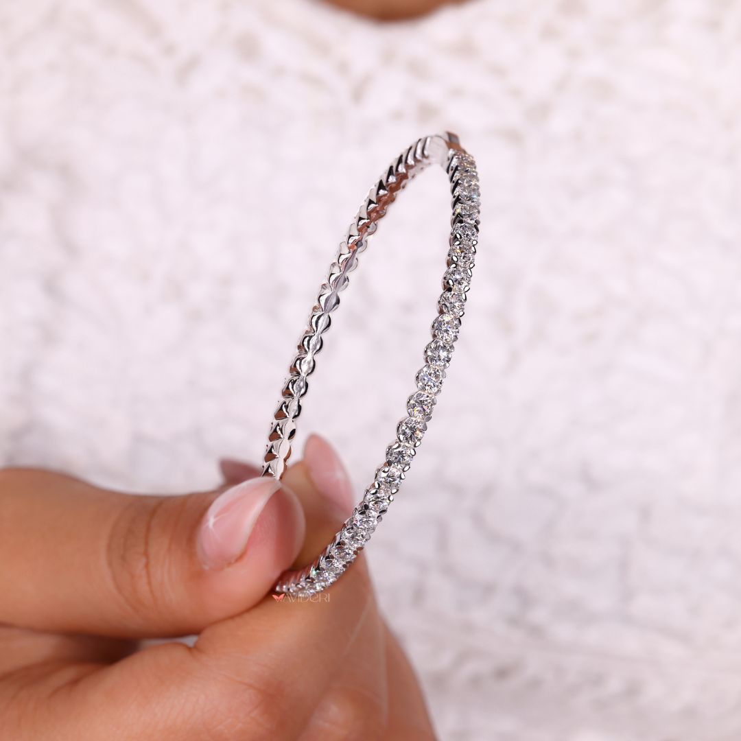 Bangle bracelet gold designed to add a touch of luxury to your collection.