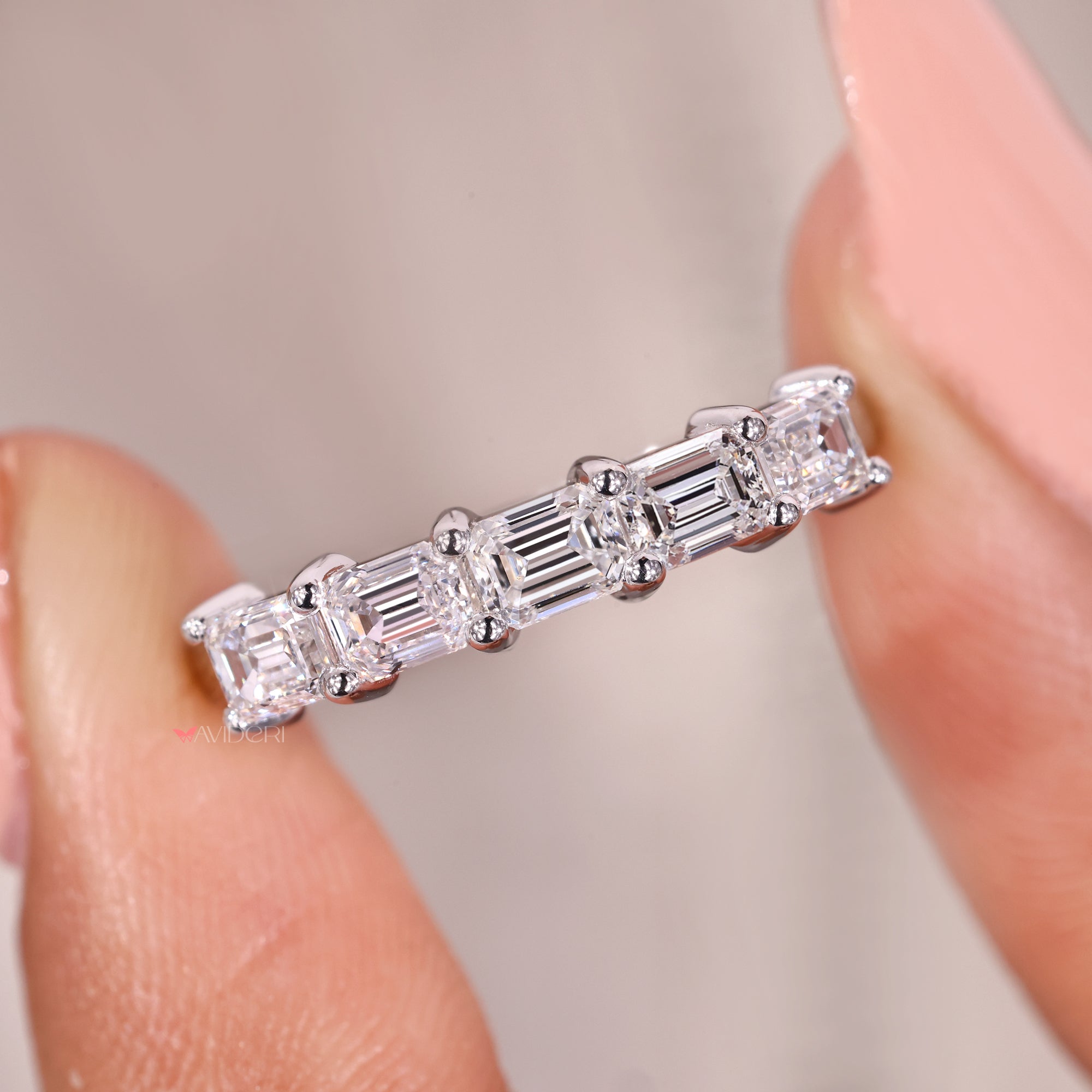 Avideri band made with lab grown diamonds and a clean fit.