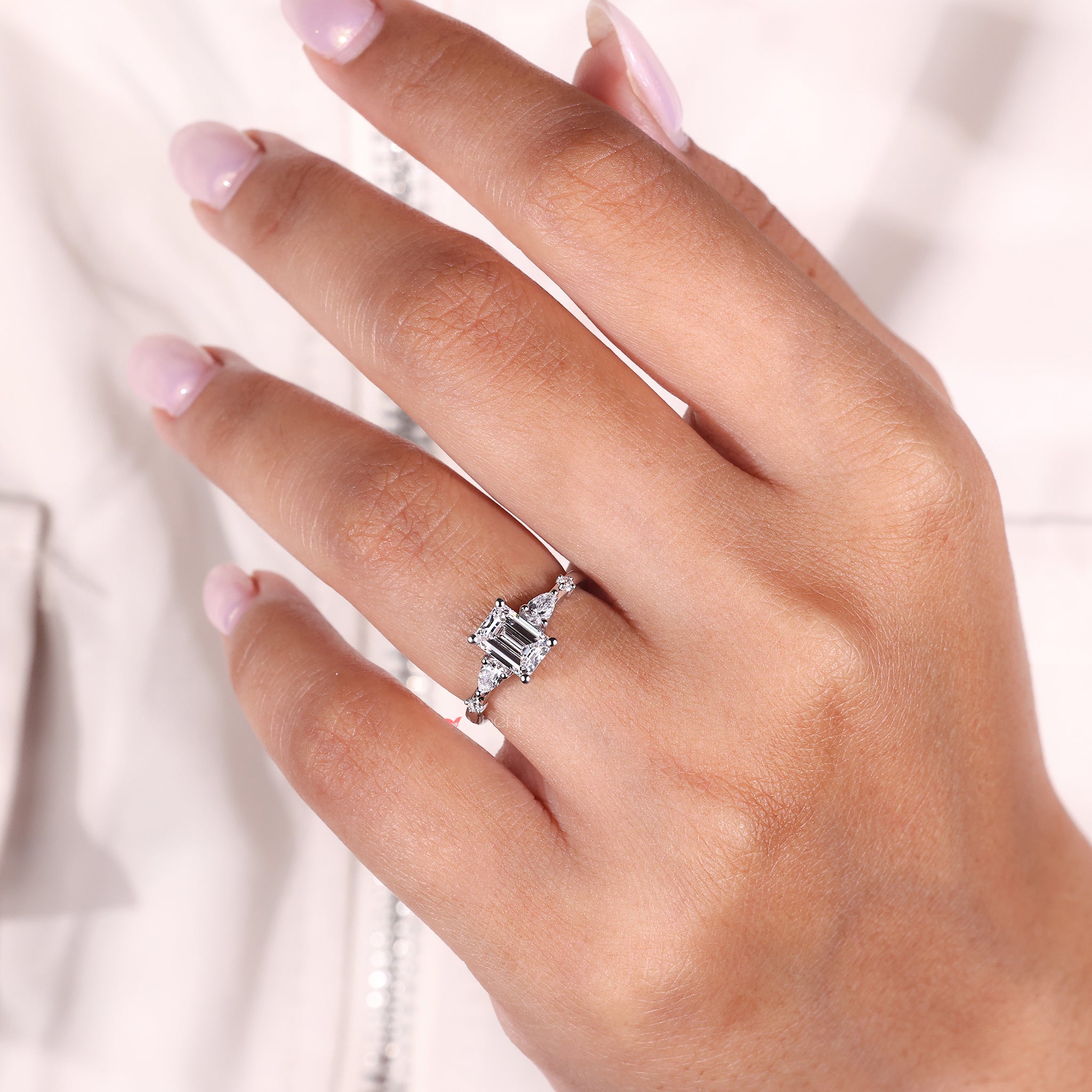 4 prong setting used in handmade ring from Avideri engagement ring crafted in white gold.