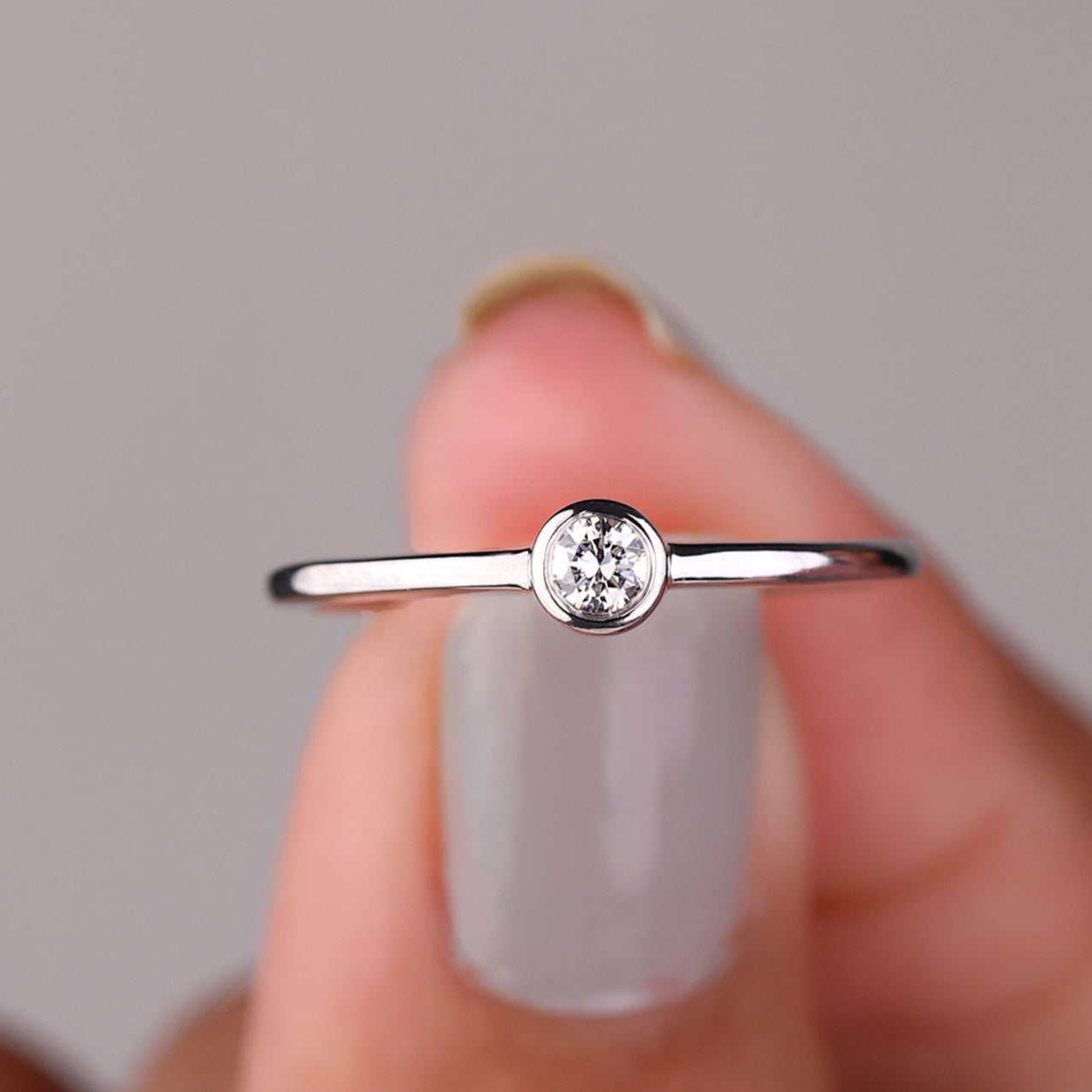 Elegant bezel engagement ring featuring a round cut diamond with exquisite craftsmanship.