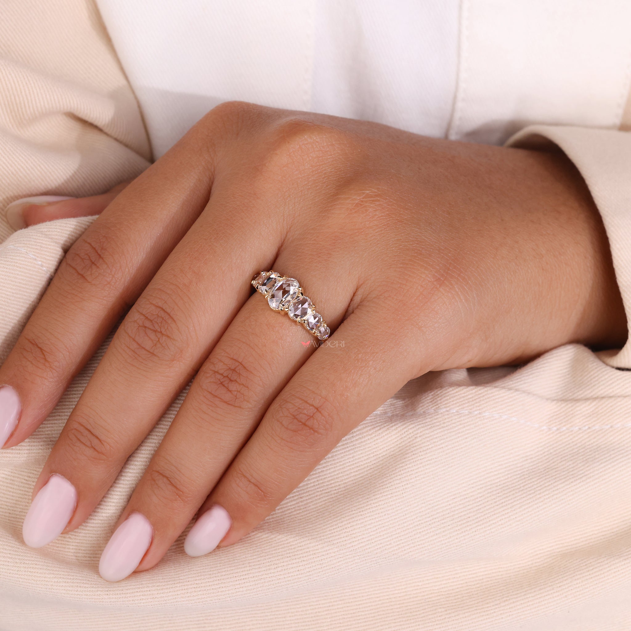 Avideri wedding band with oval diamonds for a stunning and classic design