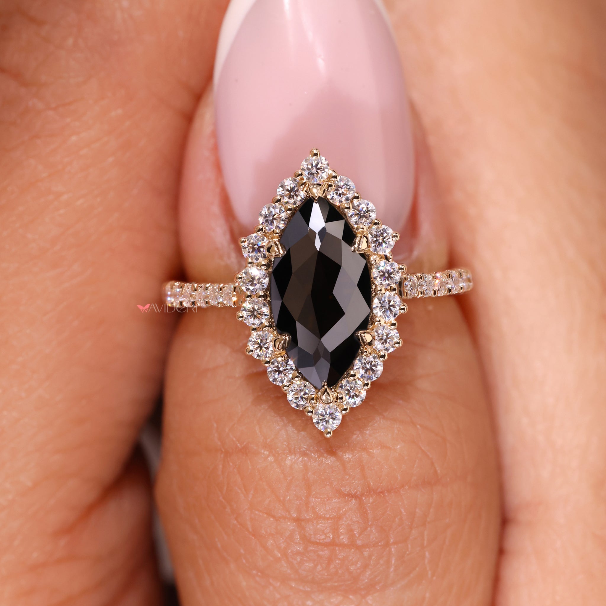 Pave setting ring with continuous sparkle