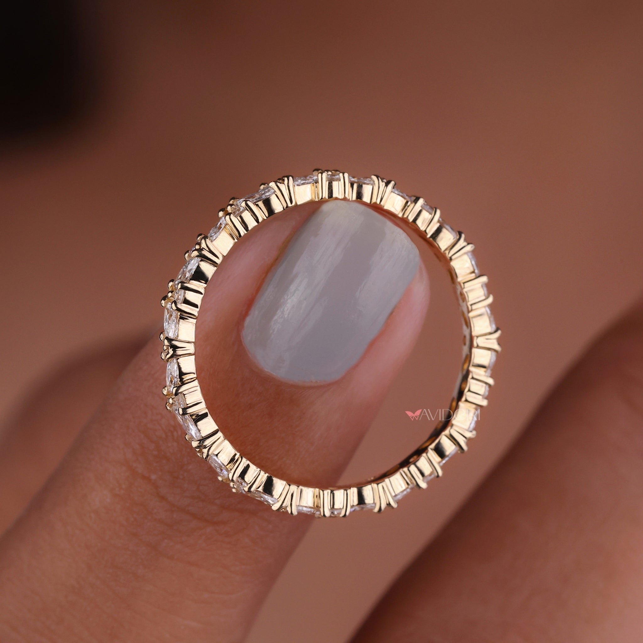 Avideri band with stunning diamond arrangement.