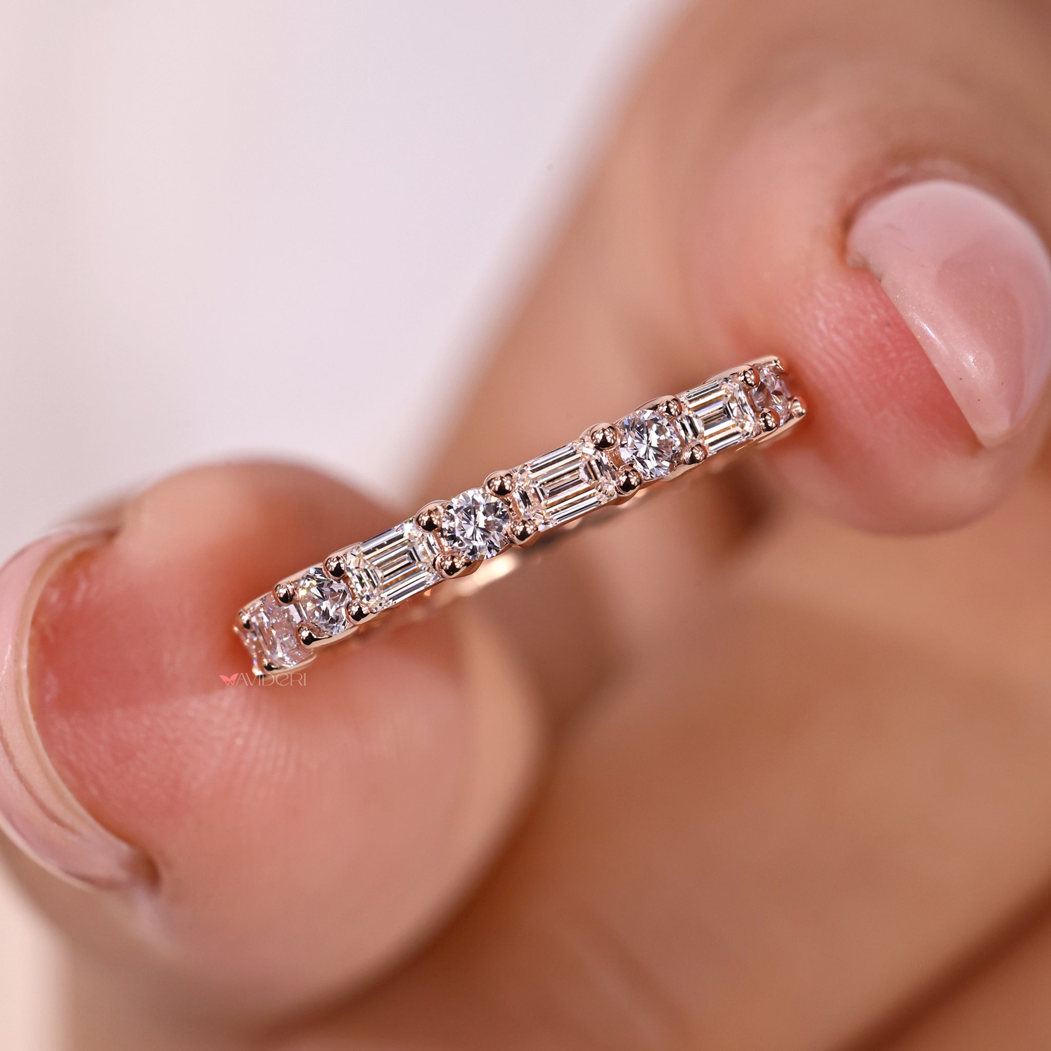 Avideri band showcasing a luxurious design for special occasions.