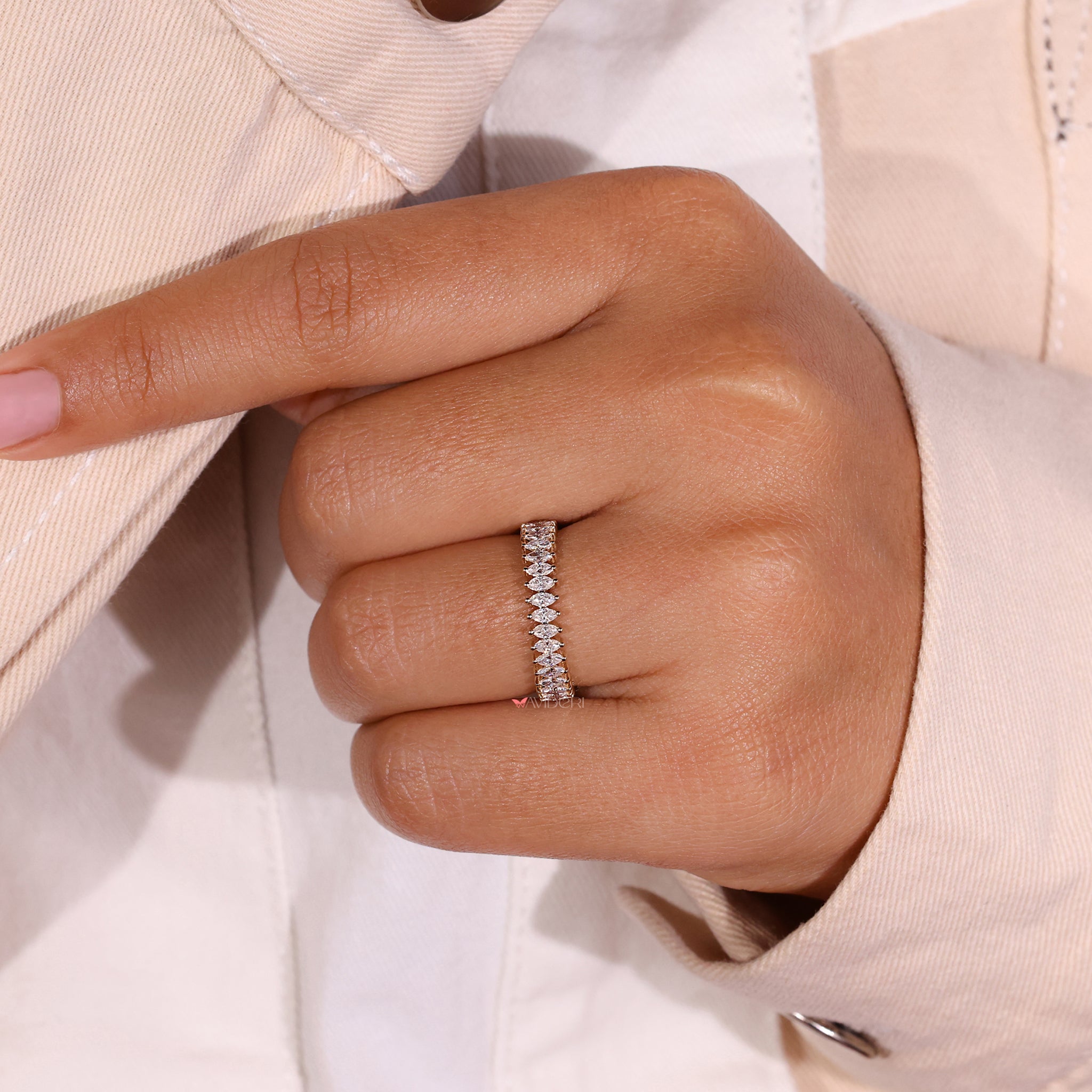 Avideri band with carefully set diamonds in gold.