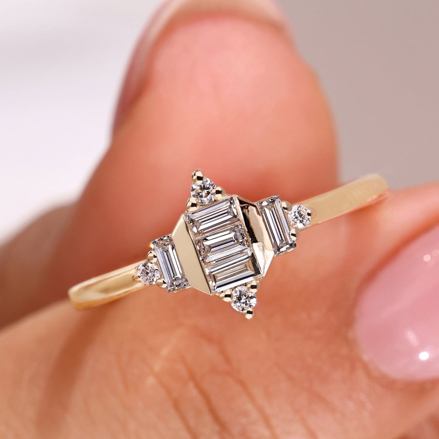 Stunning baguette diamond ring in an elegant design