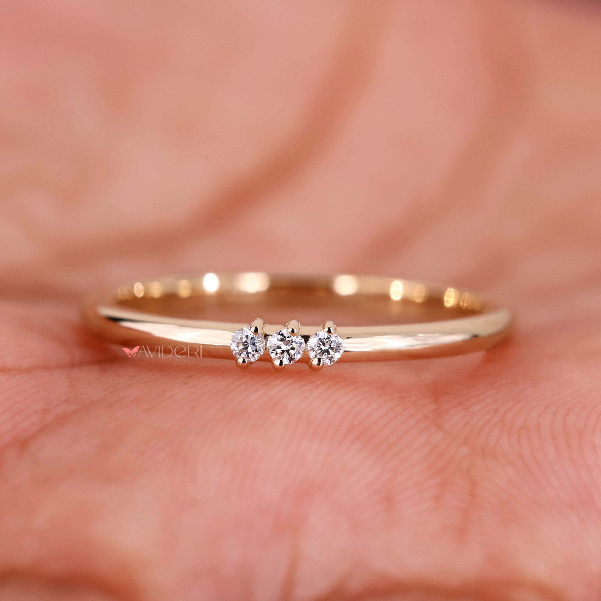 Round diamond band in a sleek, classic setting.