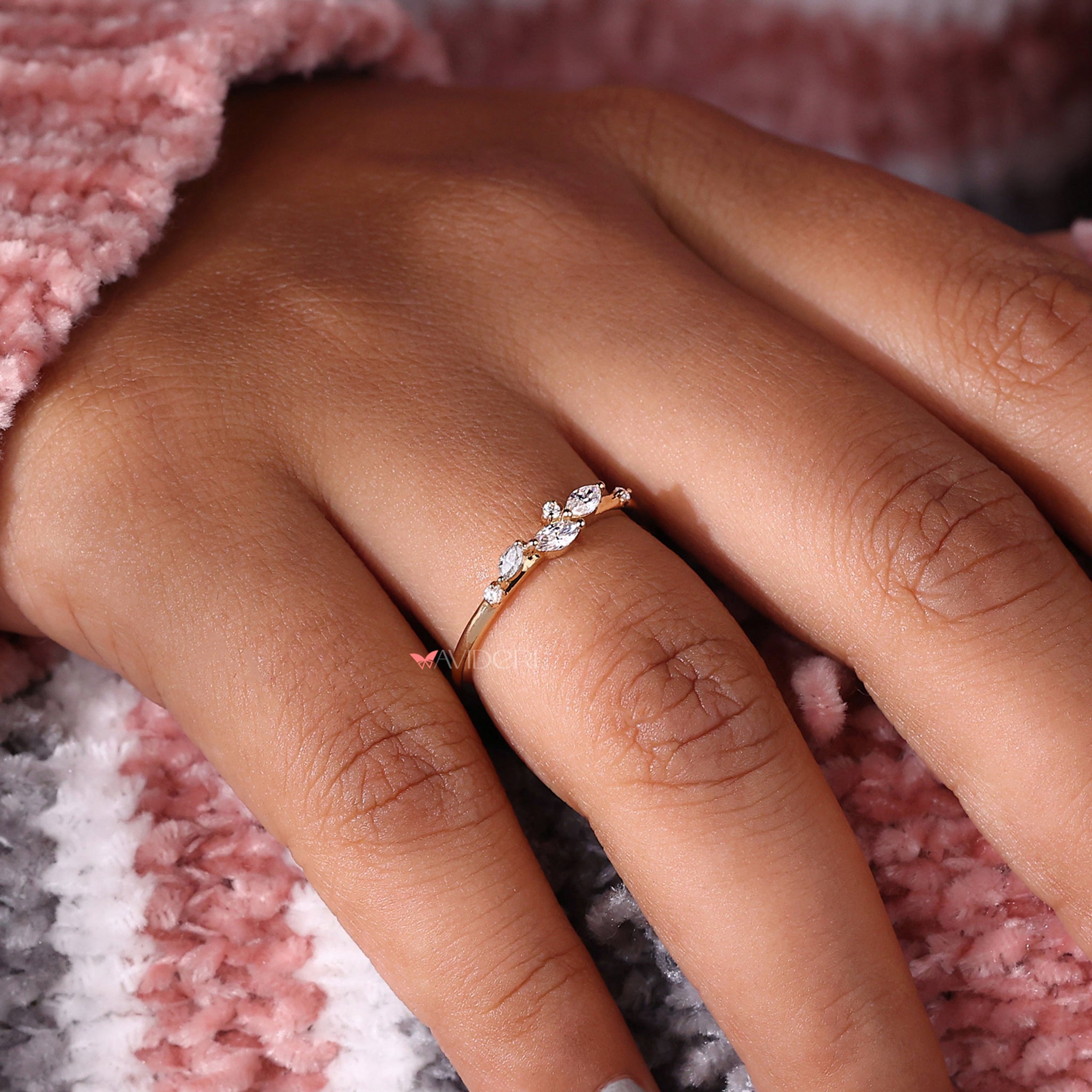 Handmade jewelry with carefully selected diamonds.