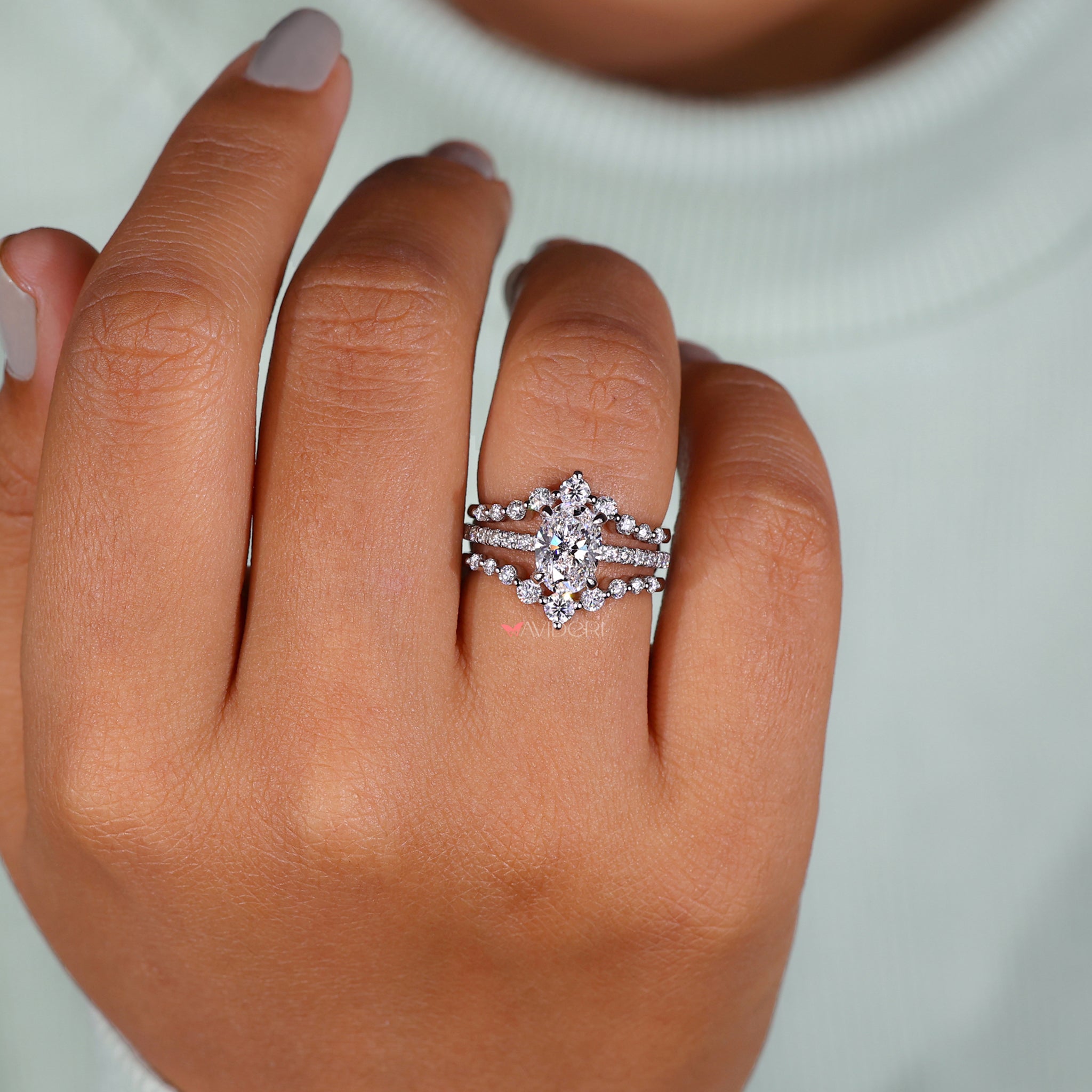 Avideri band with beautiful diamond setting.