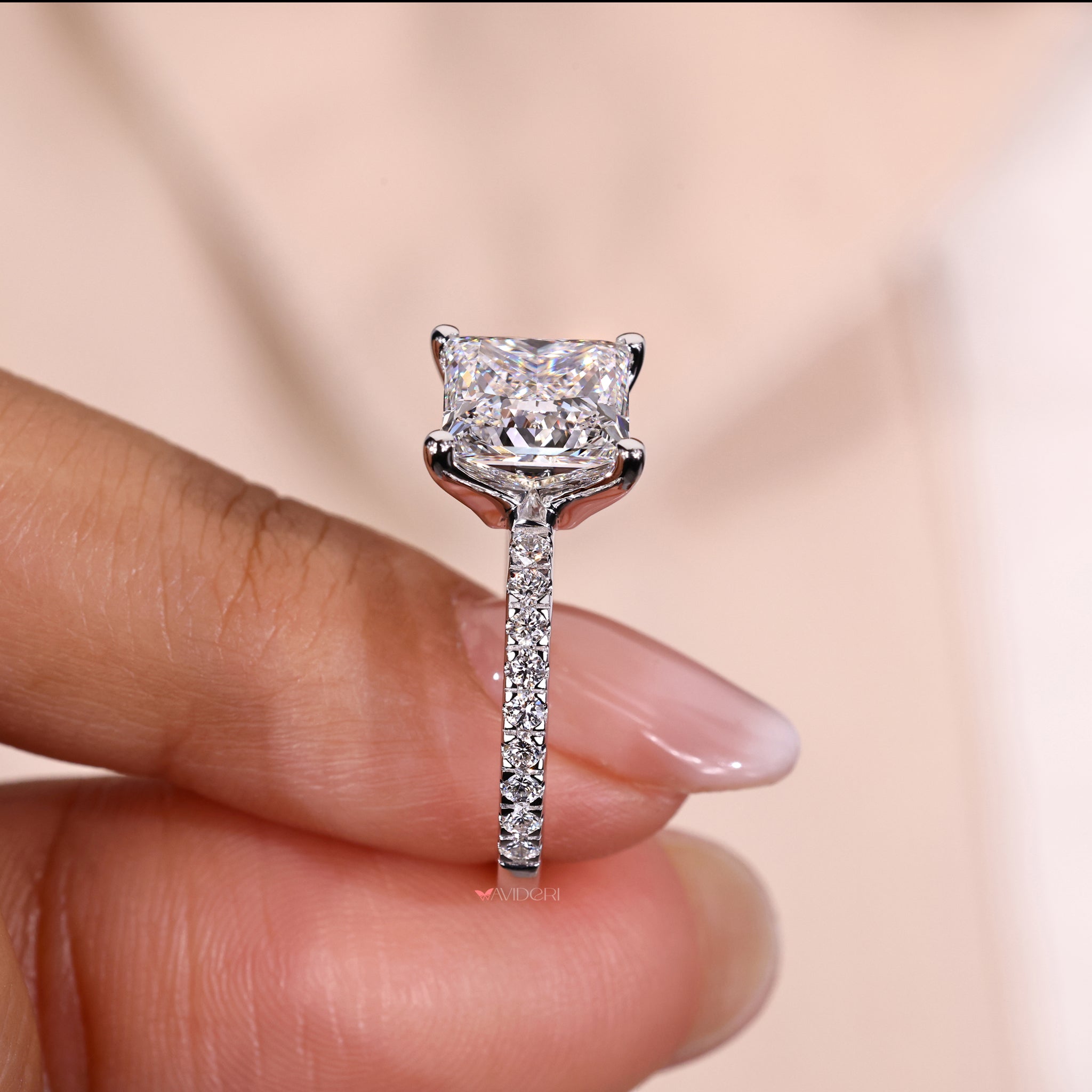 White gold ring with a princess cut diamond centerpiece