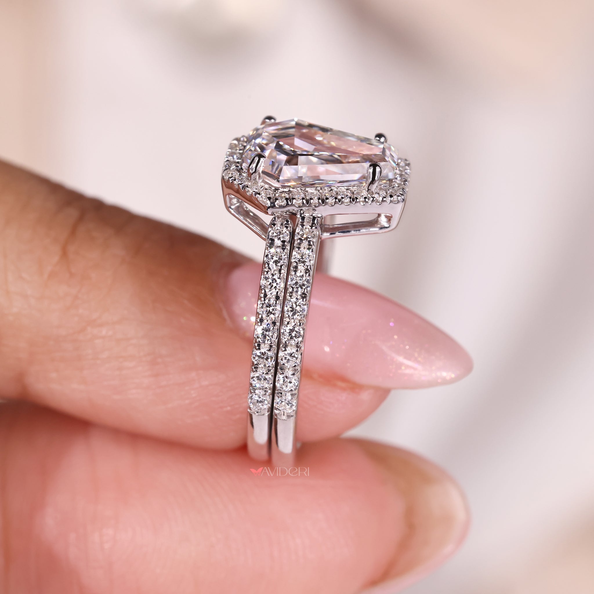 Round cut pave band with brilliant diamond accents.