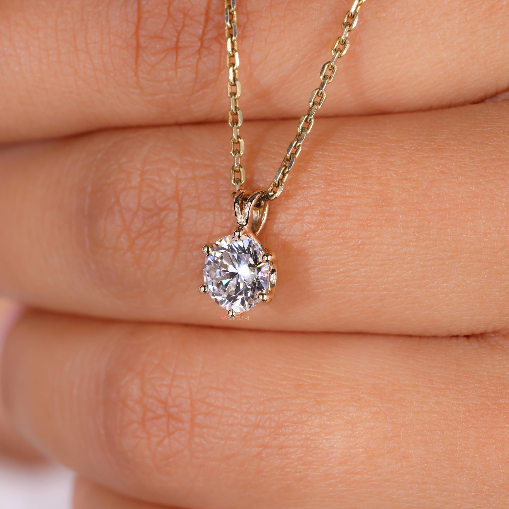 Pendant yellow gold design with a brilliant diamond.