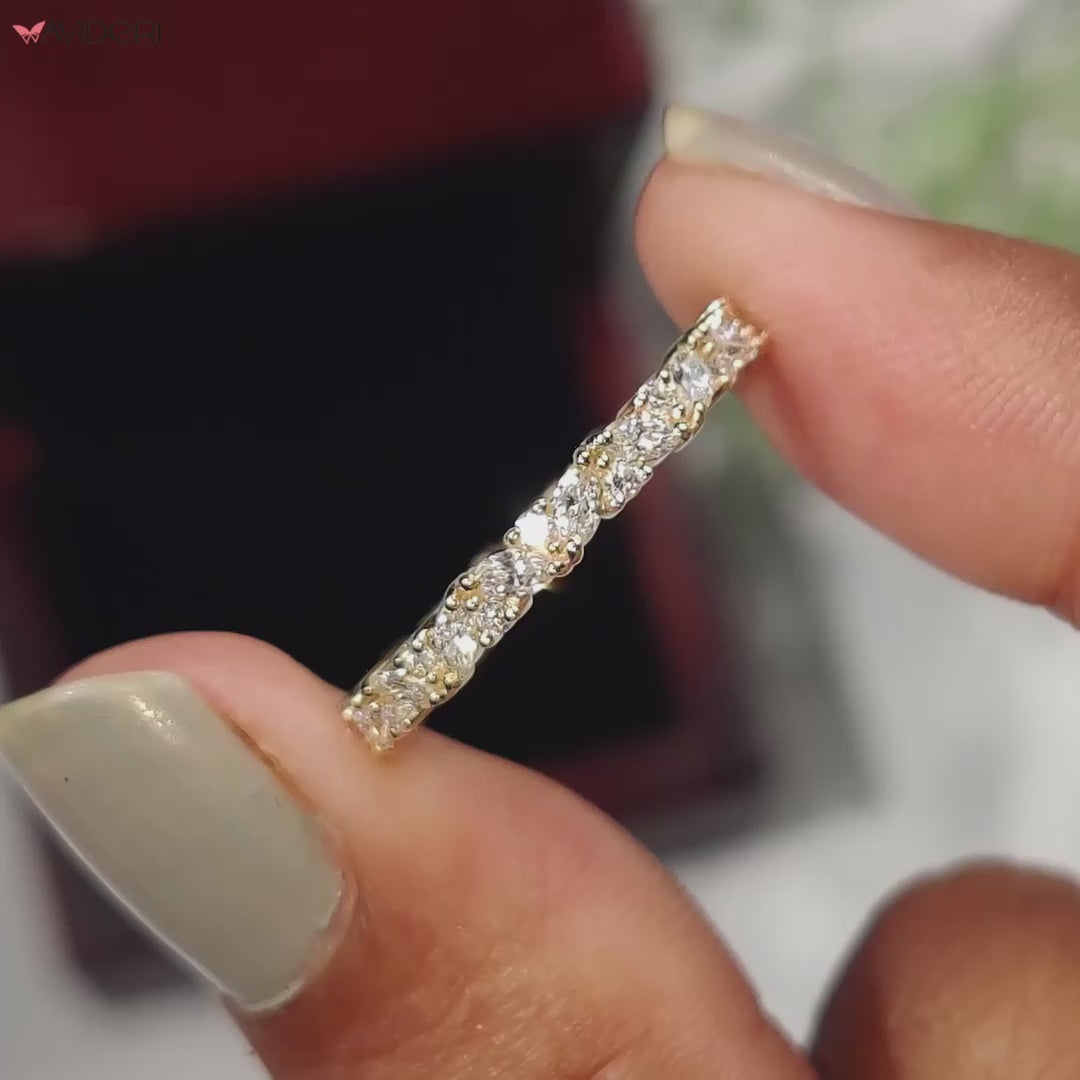 Full eternity band in yellow gold with continuous diamonds.