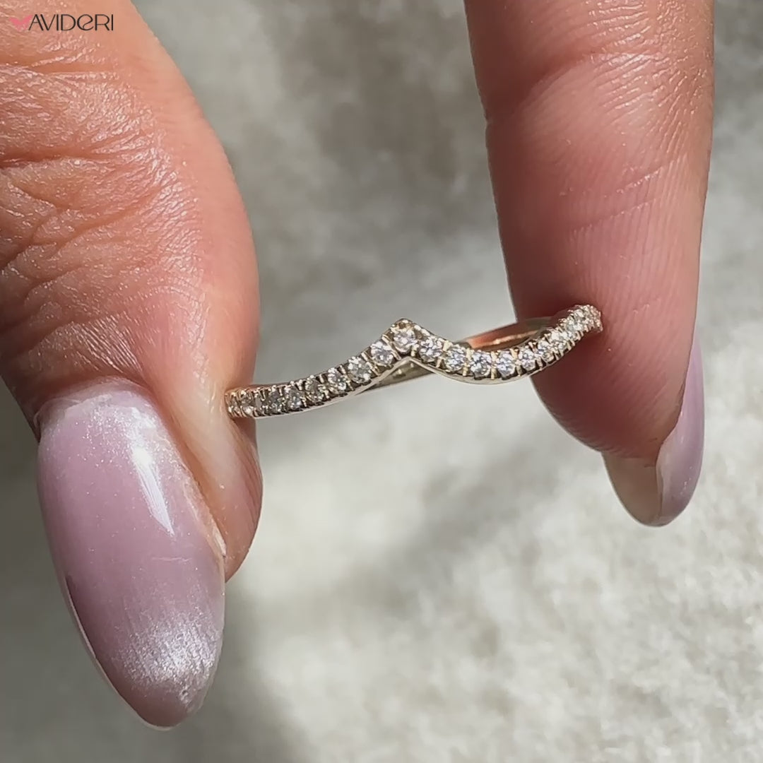 Gift for her, a unique diamond band in yellow gold, perfect for anniversaries or special occasions.