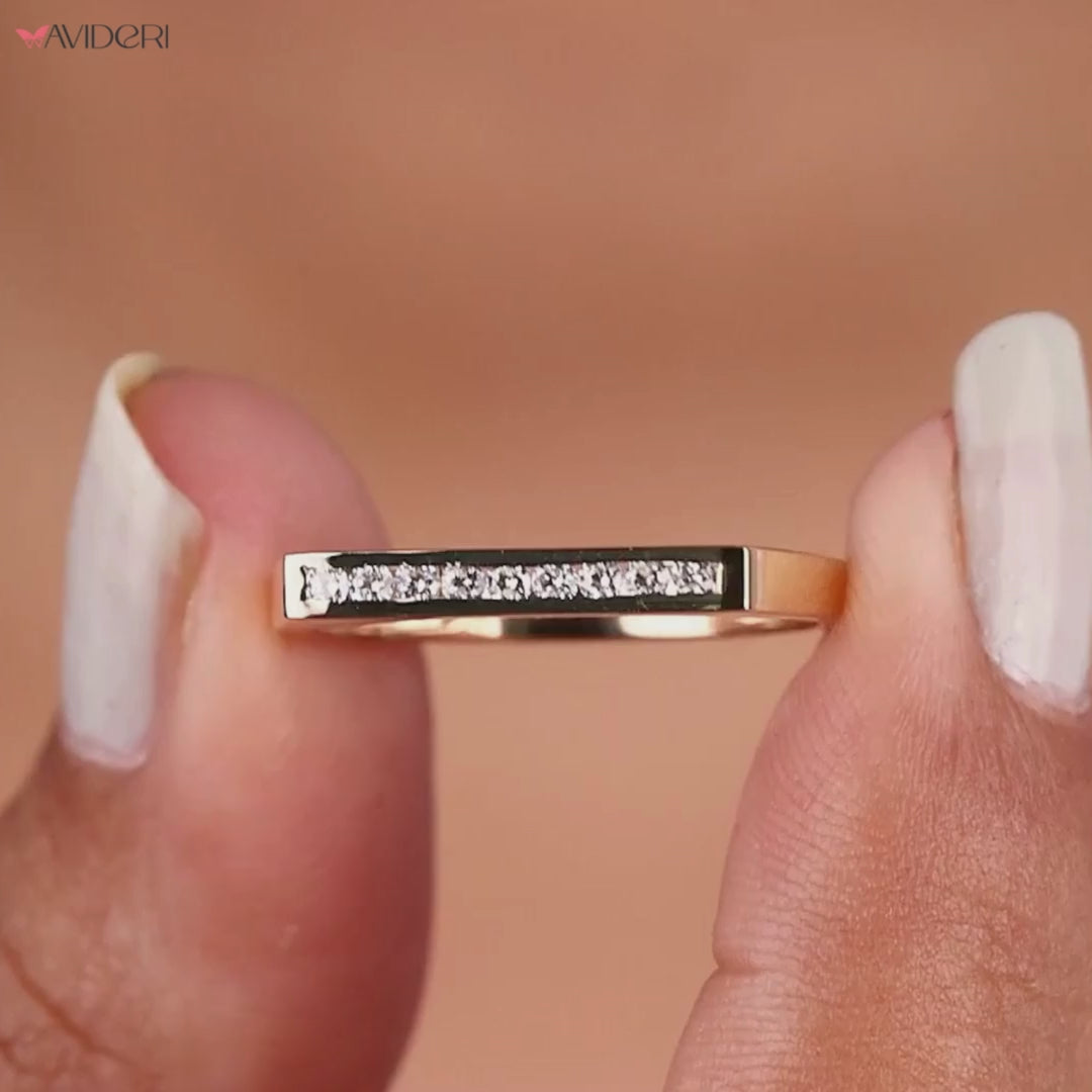 Moissanite gold wedding band blends the richness of gold with the brilliance of moissanite.