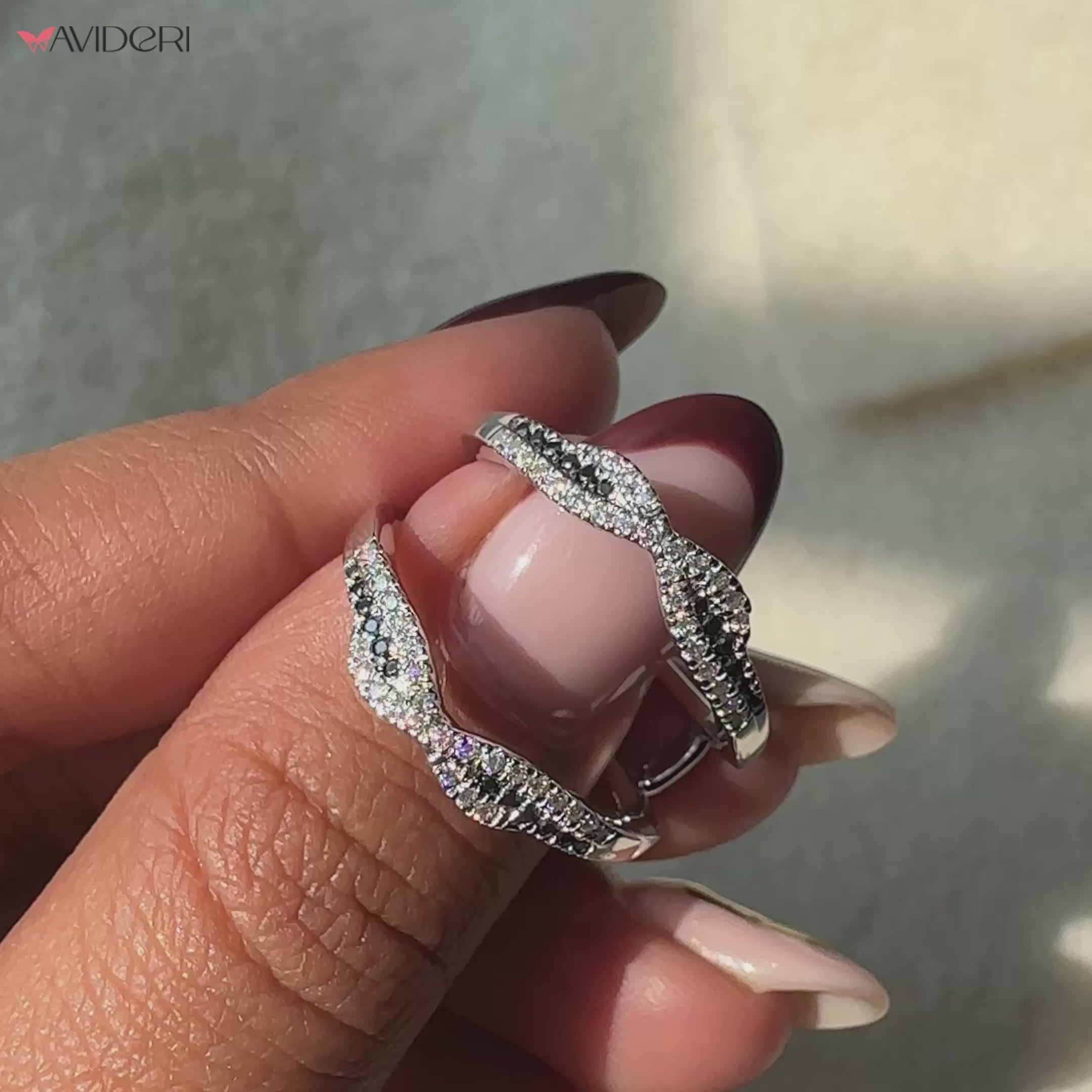 This Avideri wedding band combines sophistication with style.