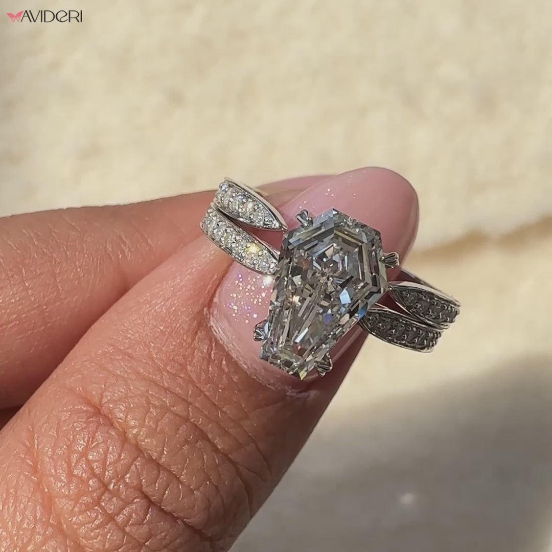 The pinched shank band adds a distinctive, modern touch.