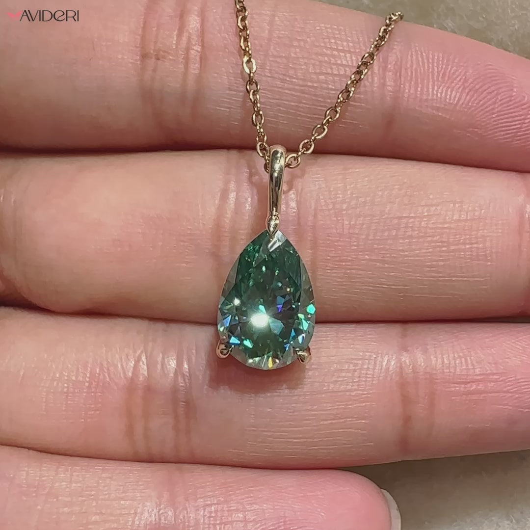 Avideri pendant in yellow gold with custom moissanite.