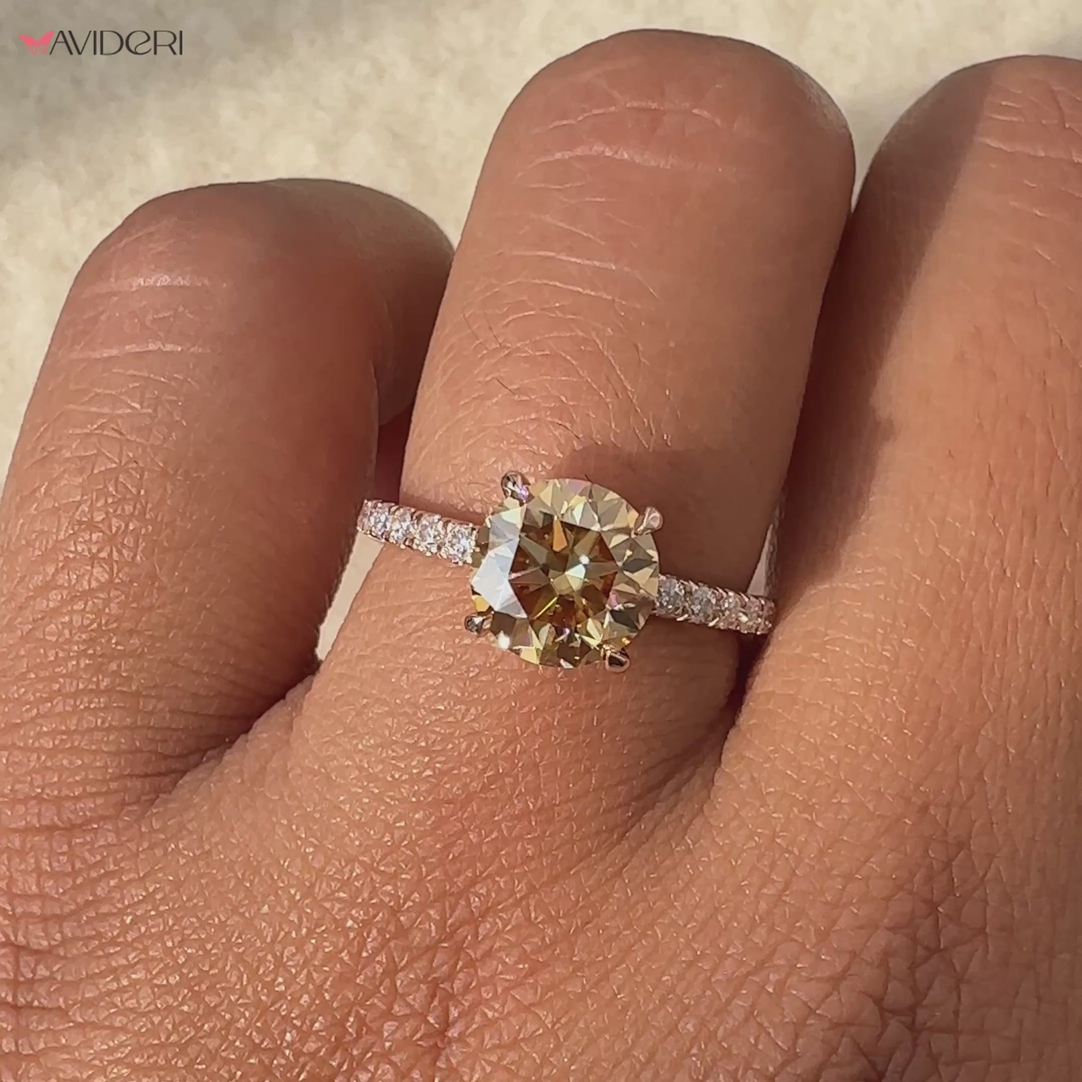 Round cut ring showcasing a classic and sophisticated design