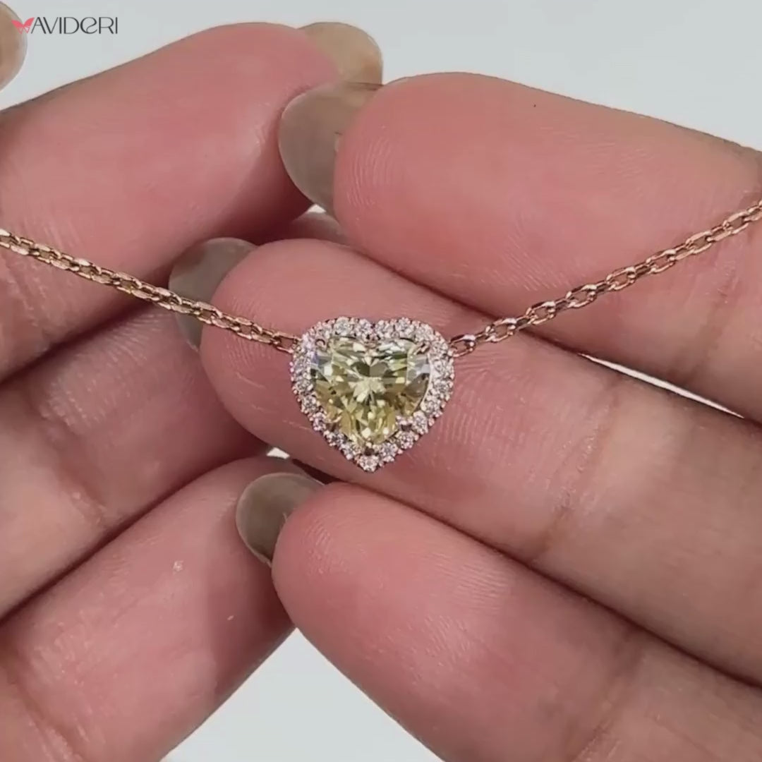 Avideri heart pendant with a stunning round stone centerpiece.