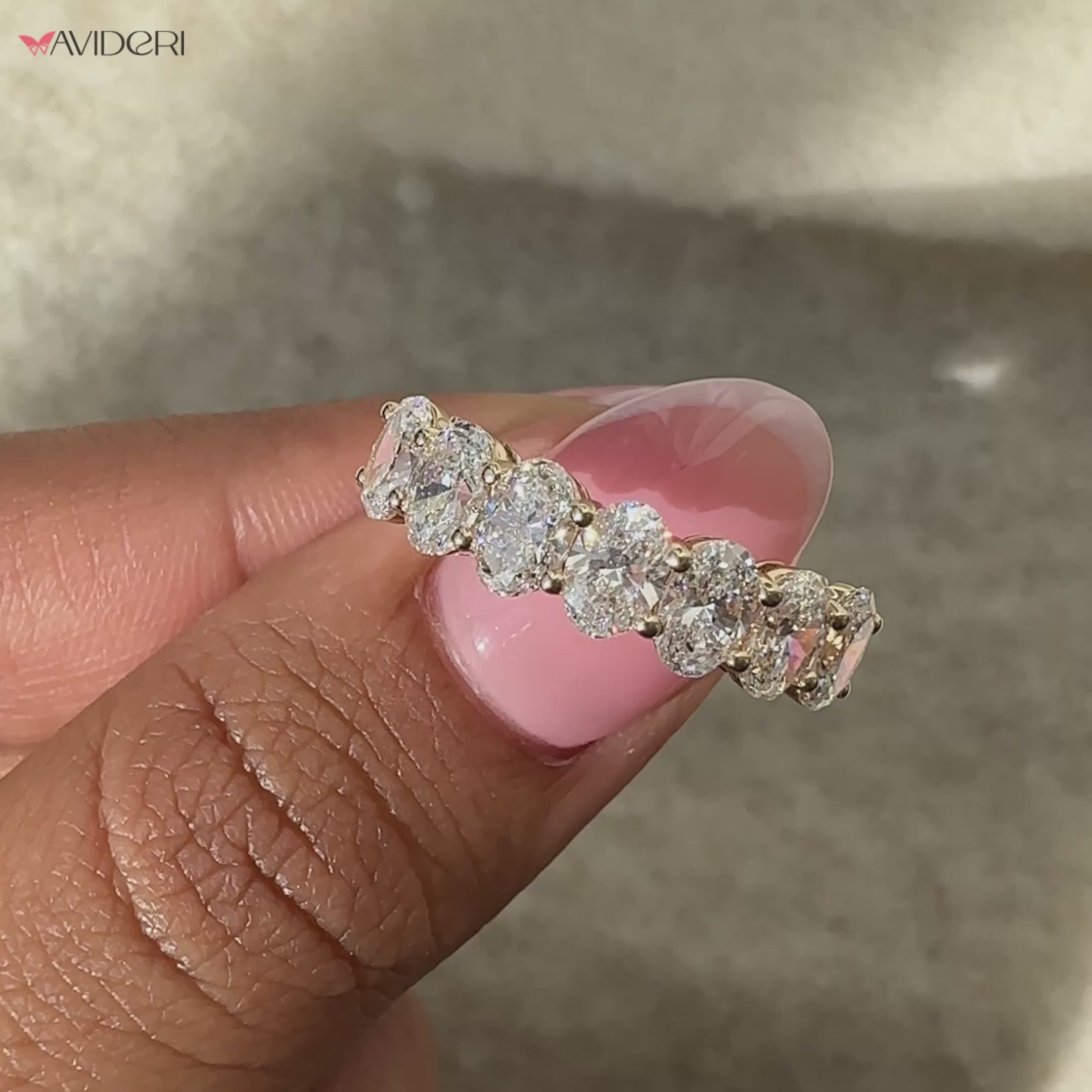 Oval diamond gold band combining luxury and sophistication for daily wear