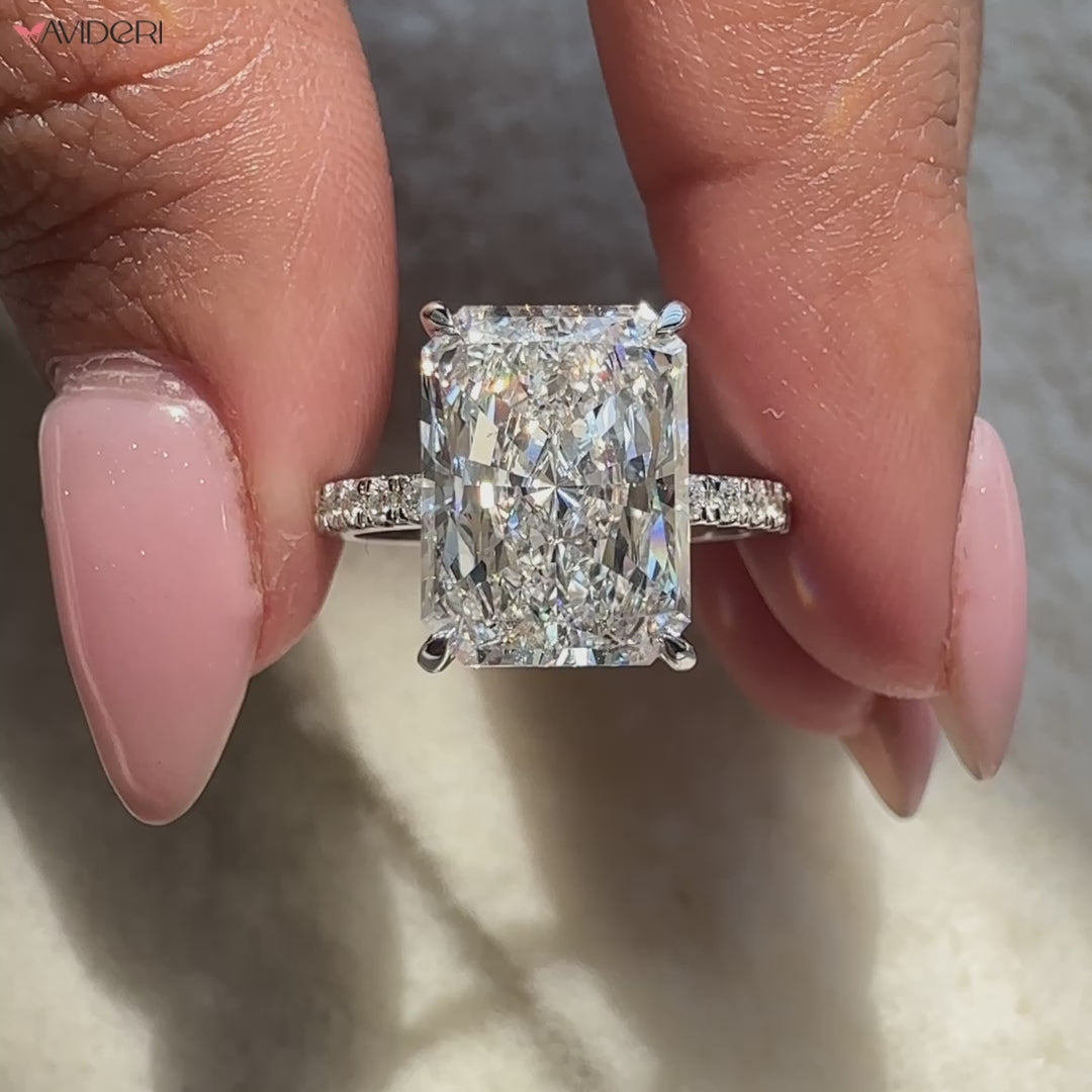 Avideri Engagement Ring with a radiant cut diamond in a 4 prong setting.