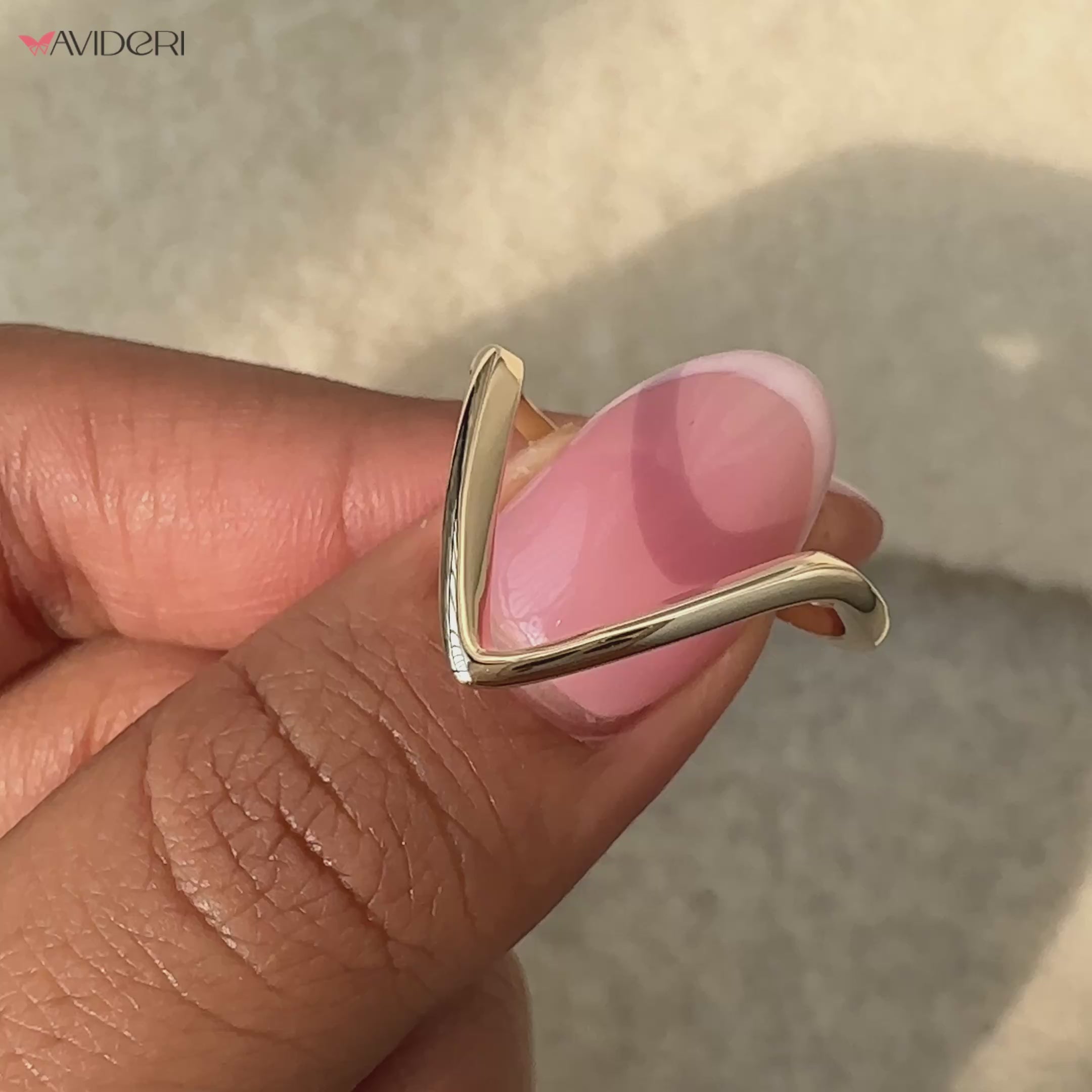 Avideri band combining artistry with high-quality materials